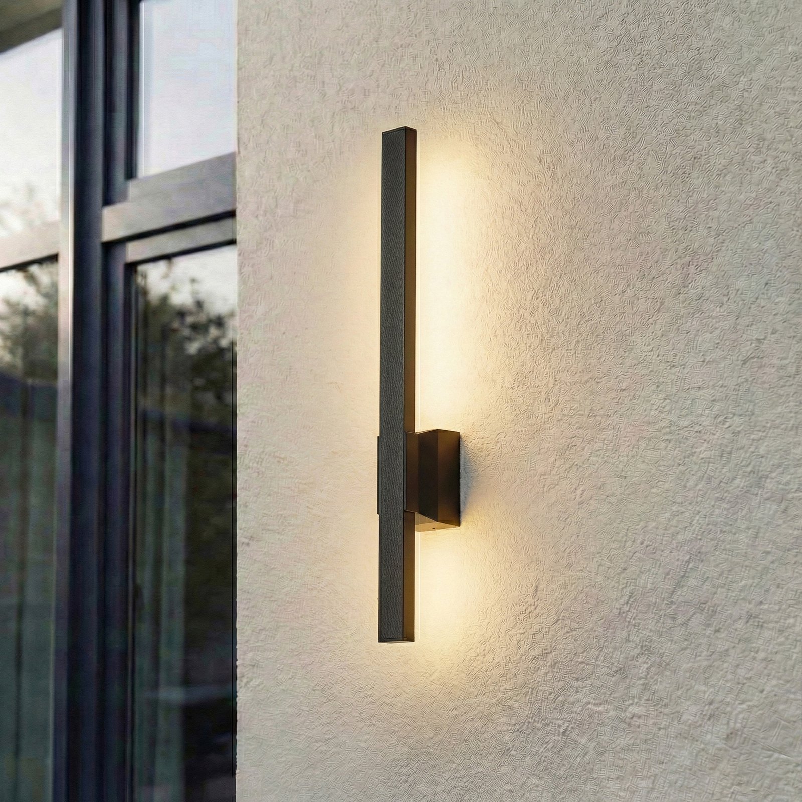 Lindby LED kültéri fali lámpa Sakari, fekete, alumínium, magasság 50 cm Lindby LED kültéri fali lámpa Sakari, fekete, alumínium, magasság 50 cm