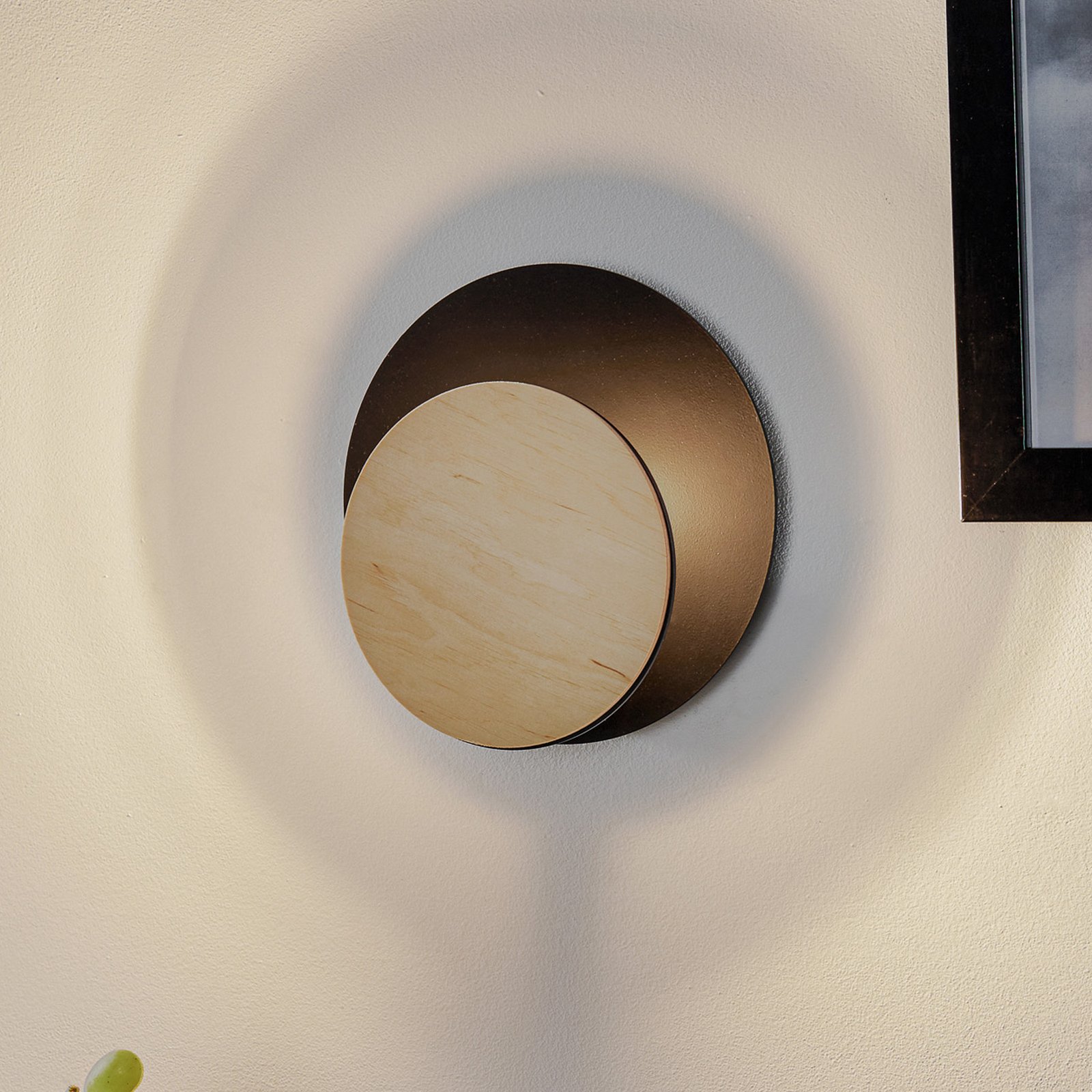 Circle wall lamp in black, wooden decorative panel