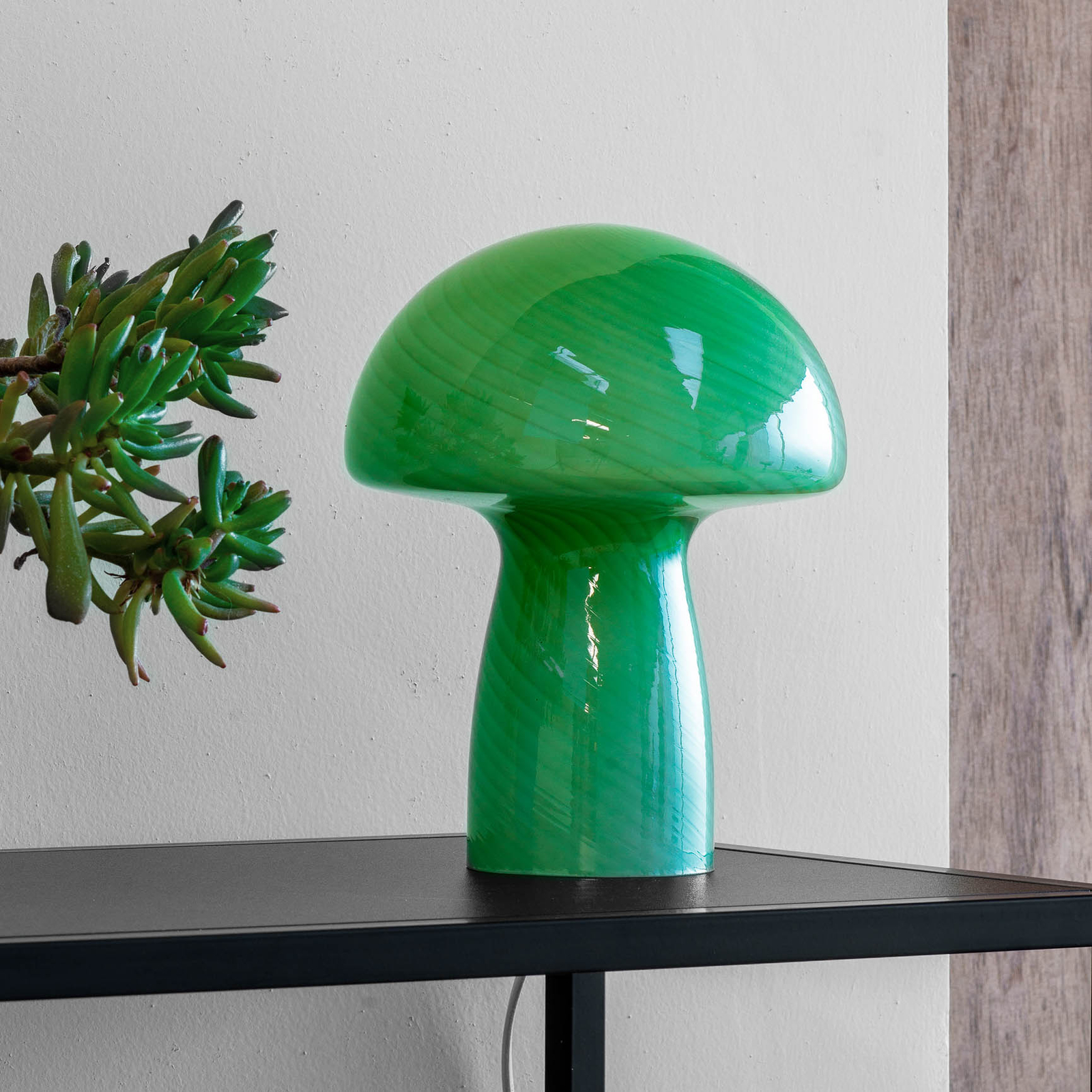 Lampada da tavolo Dyberg Larsen Mushroom, verde, altezza 23 cm, vetro