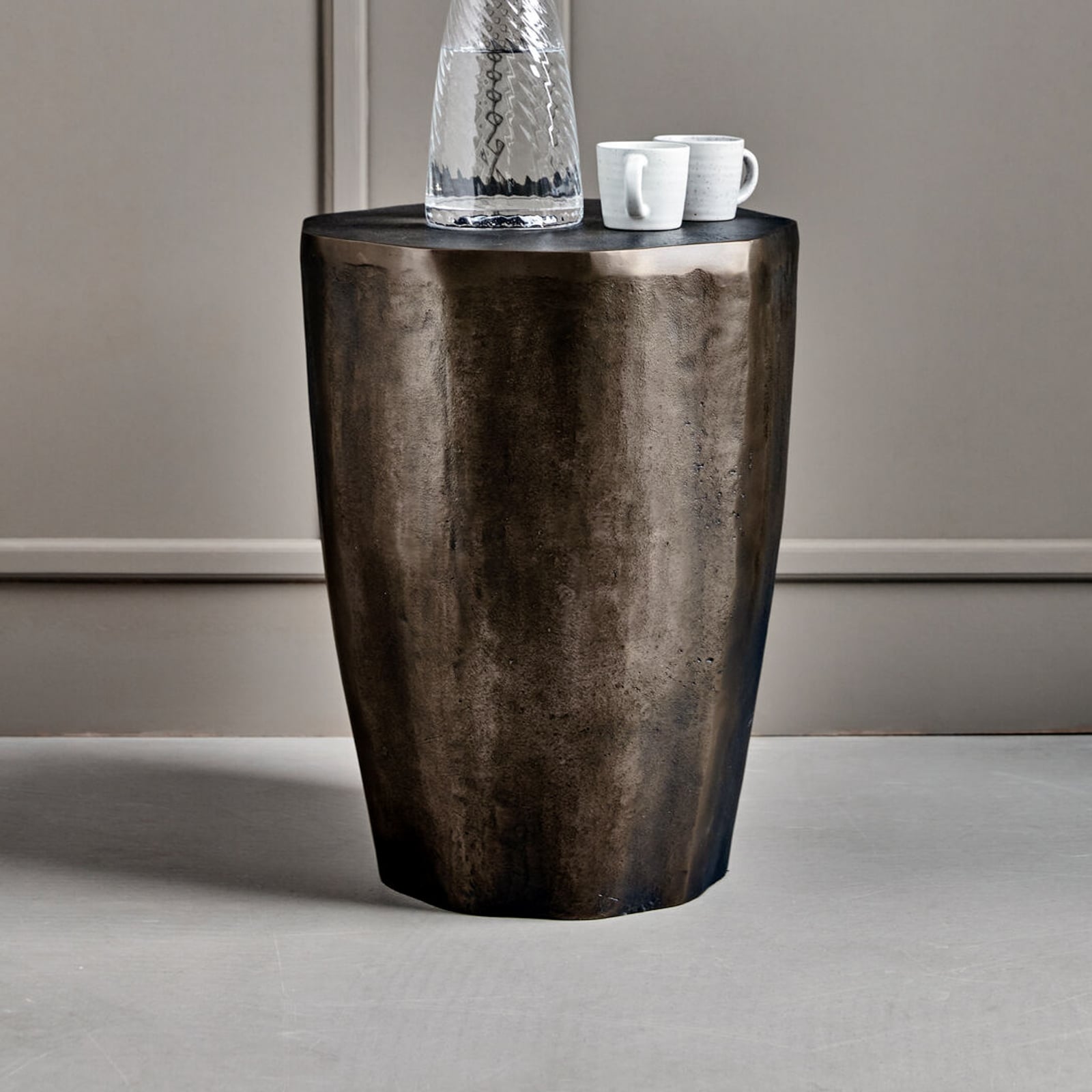 Tavolino HDMeta in ottone anticato, altezza 44 cm - House Doctor