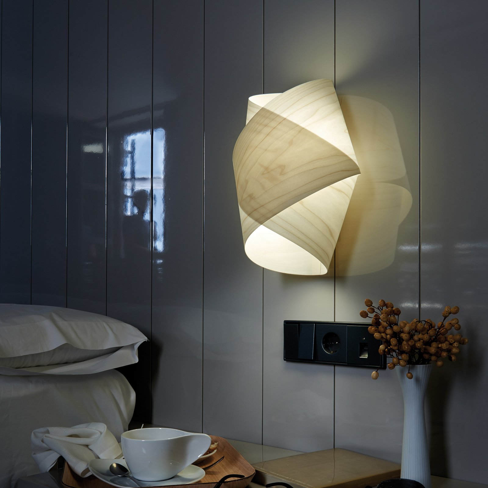 LZF vegglampe Orbit, elfenbensfarget, bredde 19 cm, tre