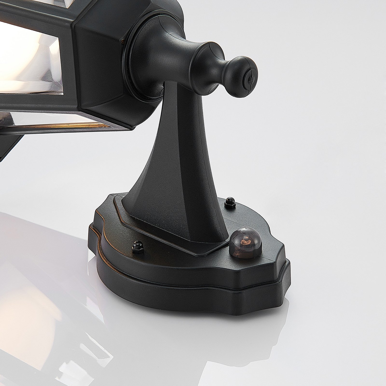 Iavo LED Buiten Wandlamp w/Sensor Black/Clear - Lindby