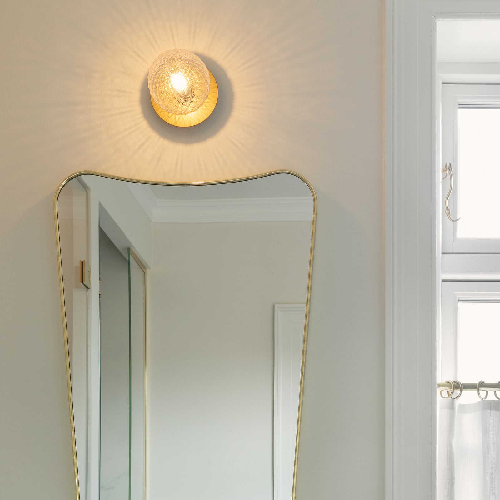 Nuura Wandleuchte Liila 1, IP44, Ø 14 cm, gold/klar