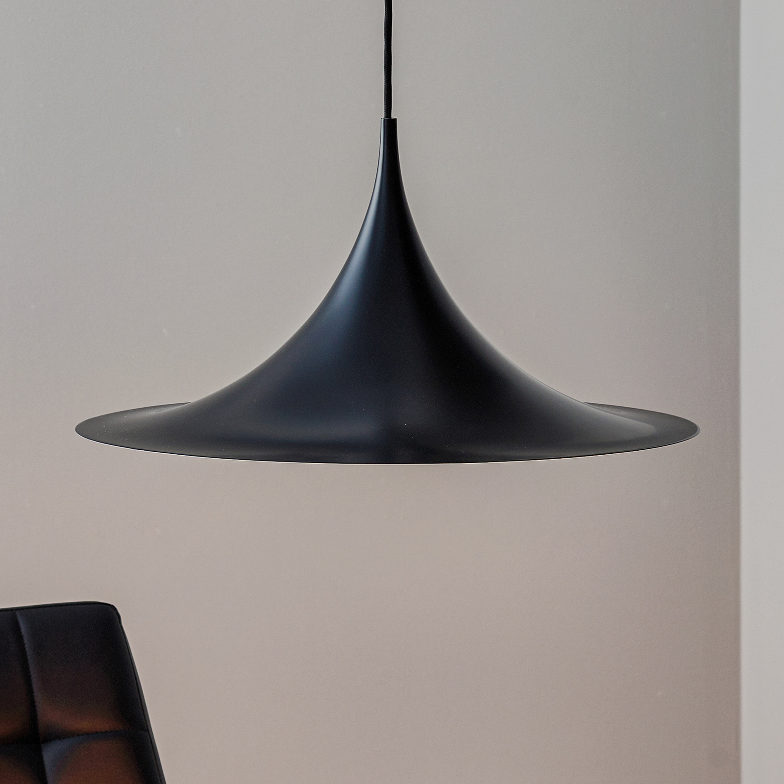 Gubi hanglamp Semi, Ø 47 cm, zwart