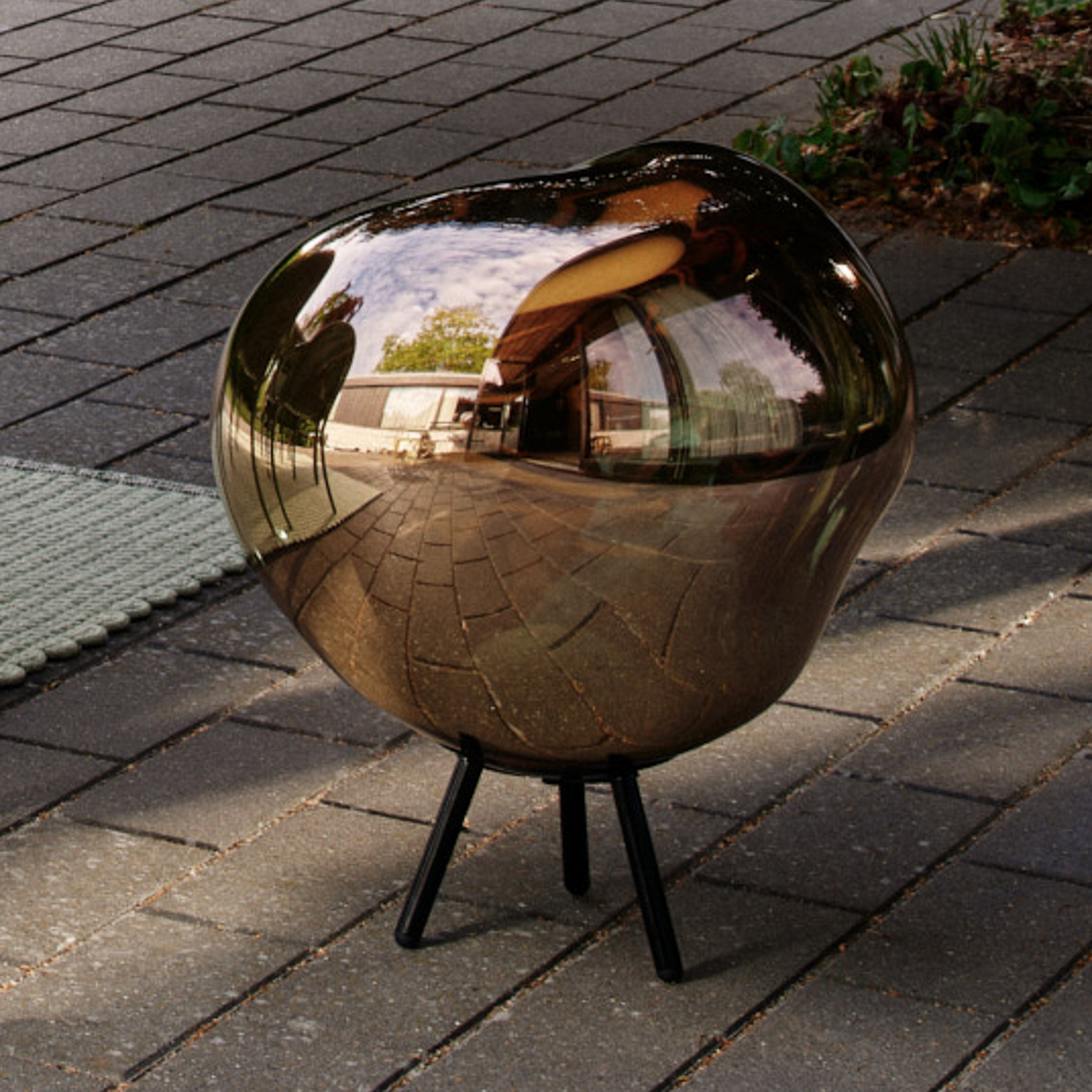 Lámpara LED recargable para terraza Melt grande de Tom Dixon, color bronce