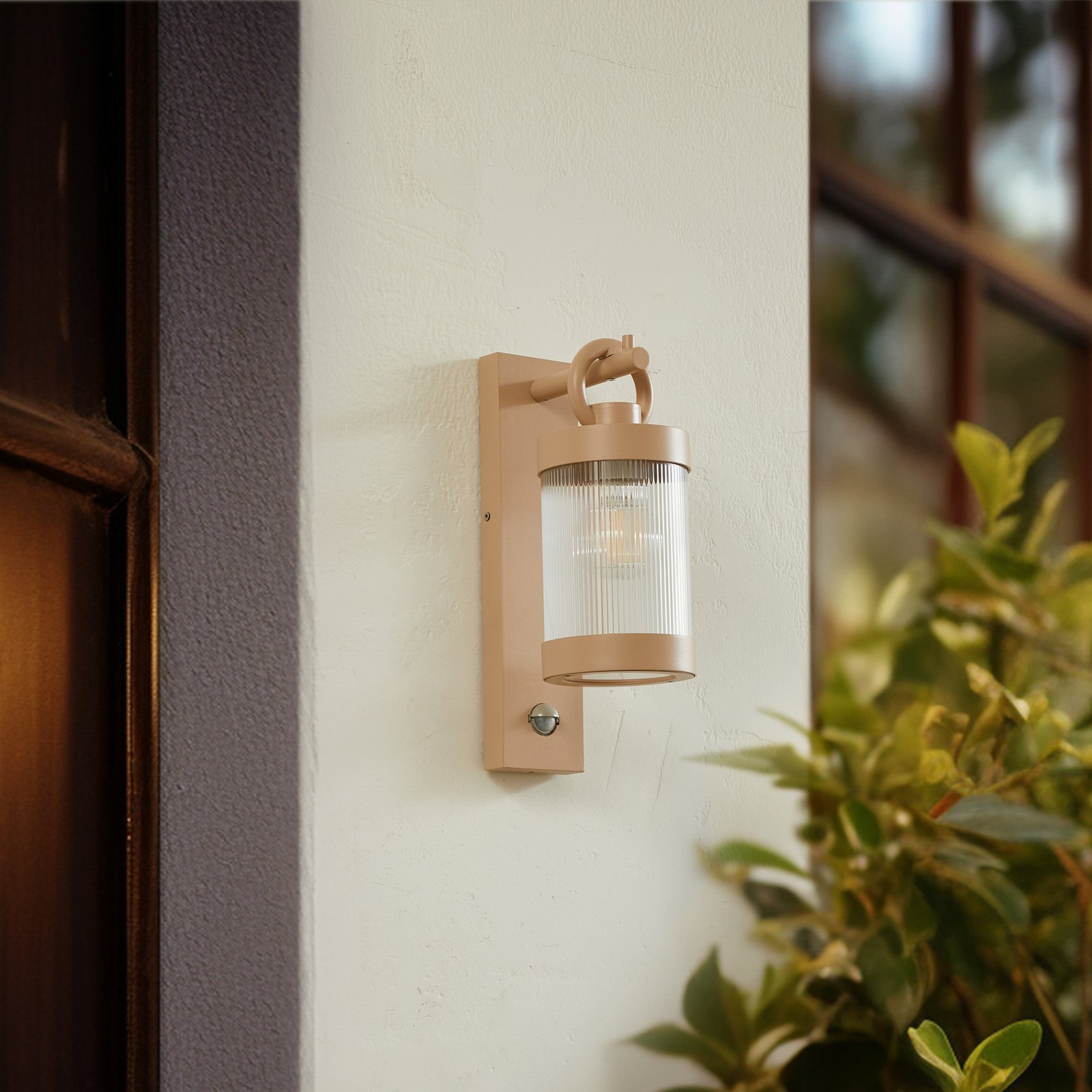 Lindby outdoor wall light Yrene, 20 cm, beige, sensor, ripple