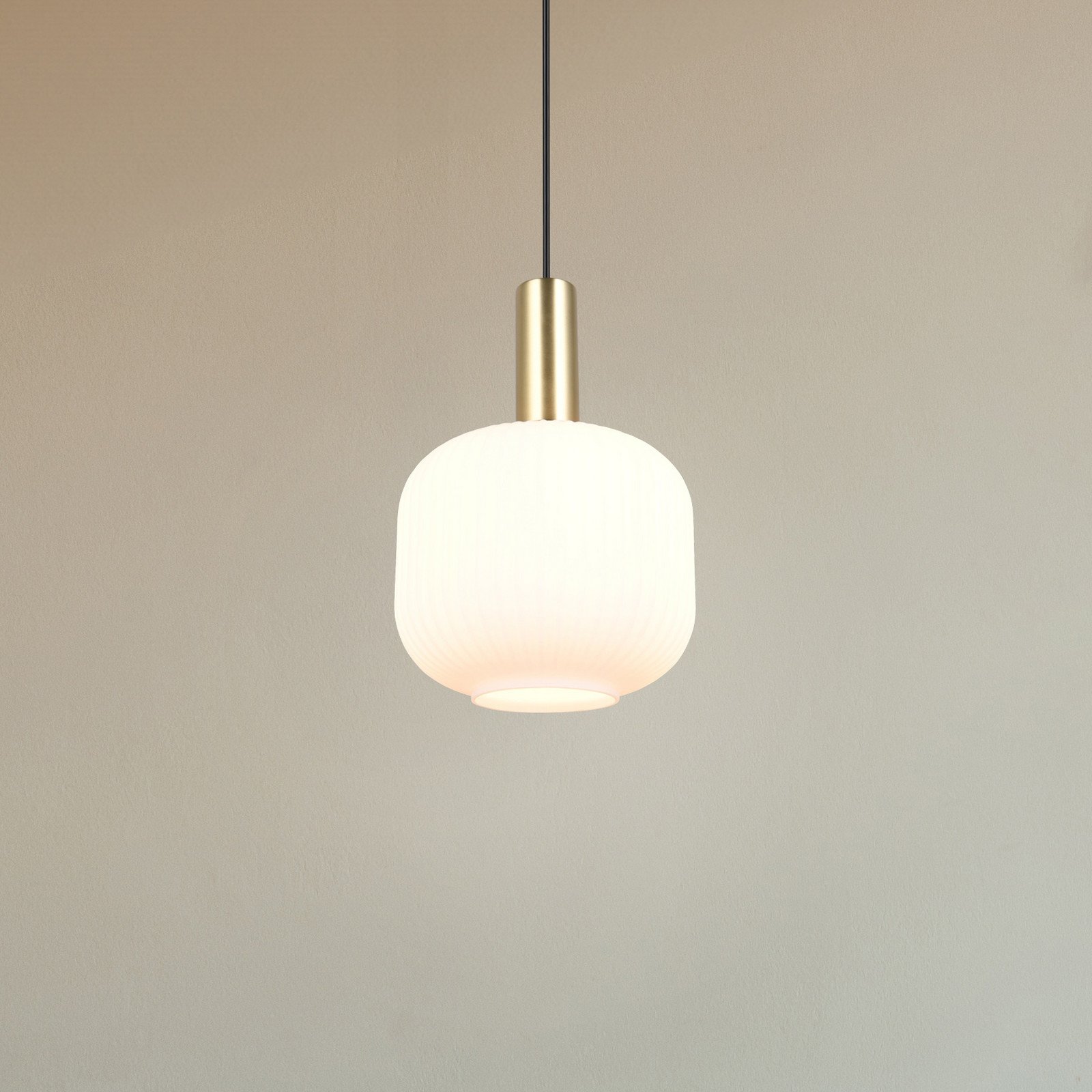 Lampă suspendată Diva, 1 bec, culoarea alamei, opal, metal, sticlă