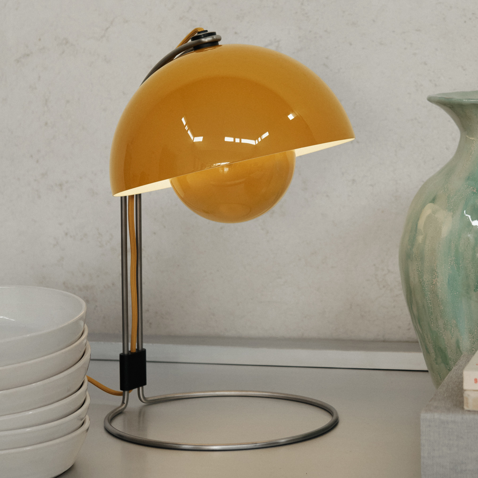 Stolní lampa Flowerpot VP4, hořčičně žlutá, 36 cm – &TRADITION Stolní lampa Flowerpot VP4, hořčičně žlutá, 36 cm – &TRADITION