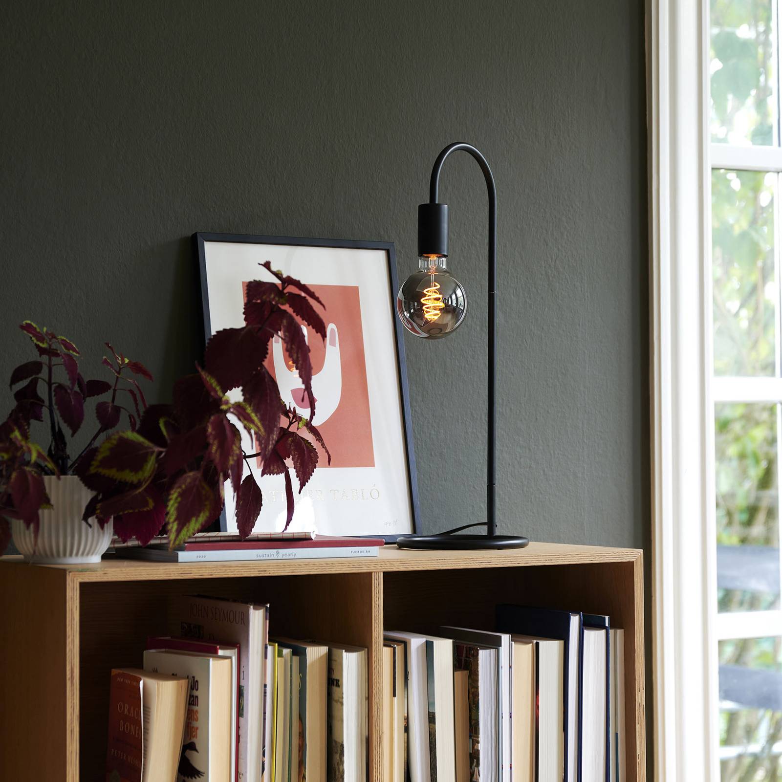Paco bordlampe i minimalistisk stil