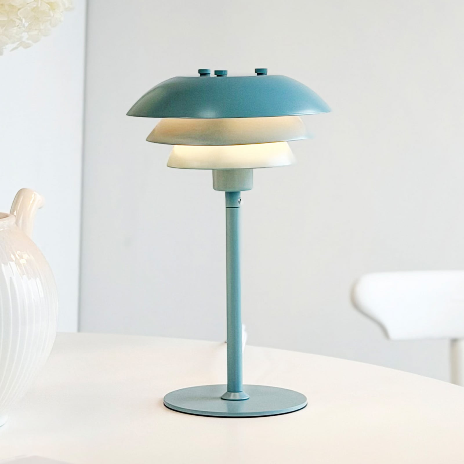 SIXTEEN bordlampe, isblå, metal, E27 – Dyberg Larsen SIXTEEN bordlampe, isblå, metal, E27 – Dyberg Larsen