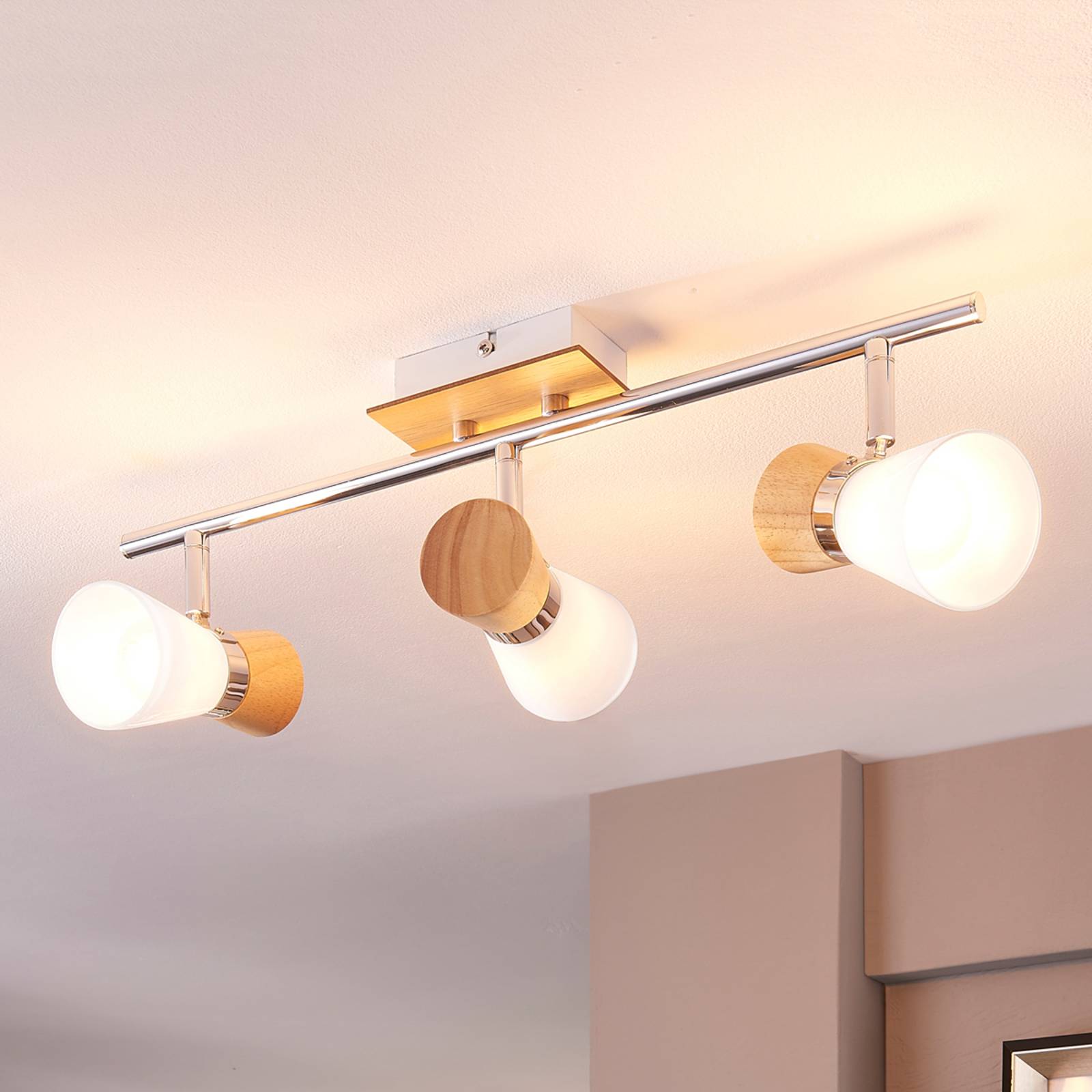 Vivica – loftslampe med 3 lys og træelementer