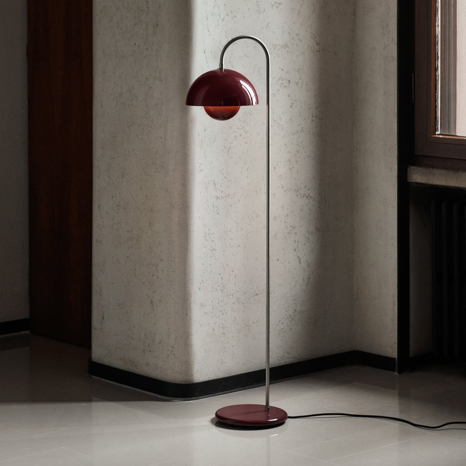 Stojací lampa Flowerpot VP12, tmavě červená, výška 122 cm – &TRADITION Stojací lampa Flowerpot VP12, tmavě červená, výška 122 cm – &TRADITION