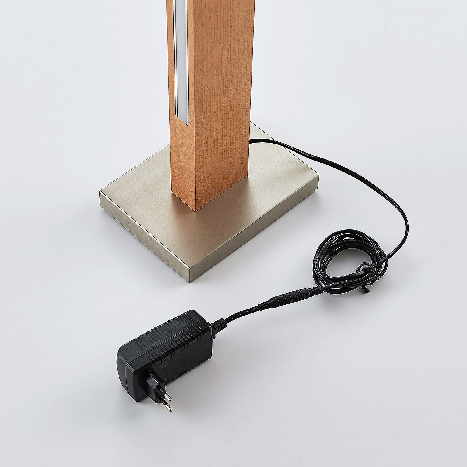 Lámpara de suelo LED Tamlin de madera, color haya