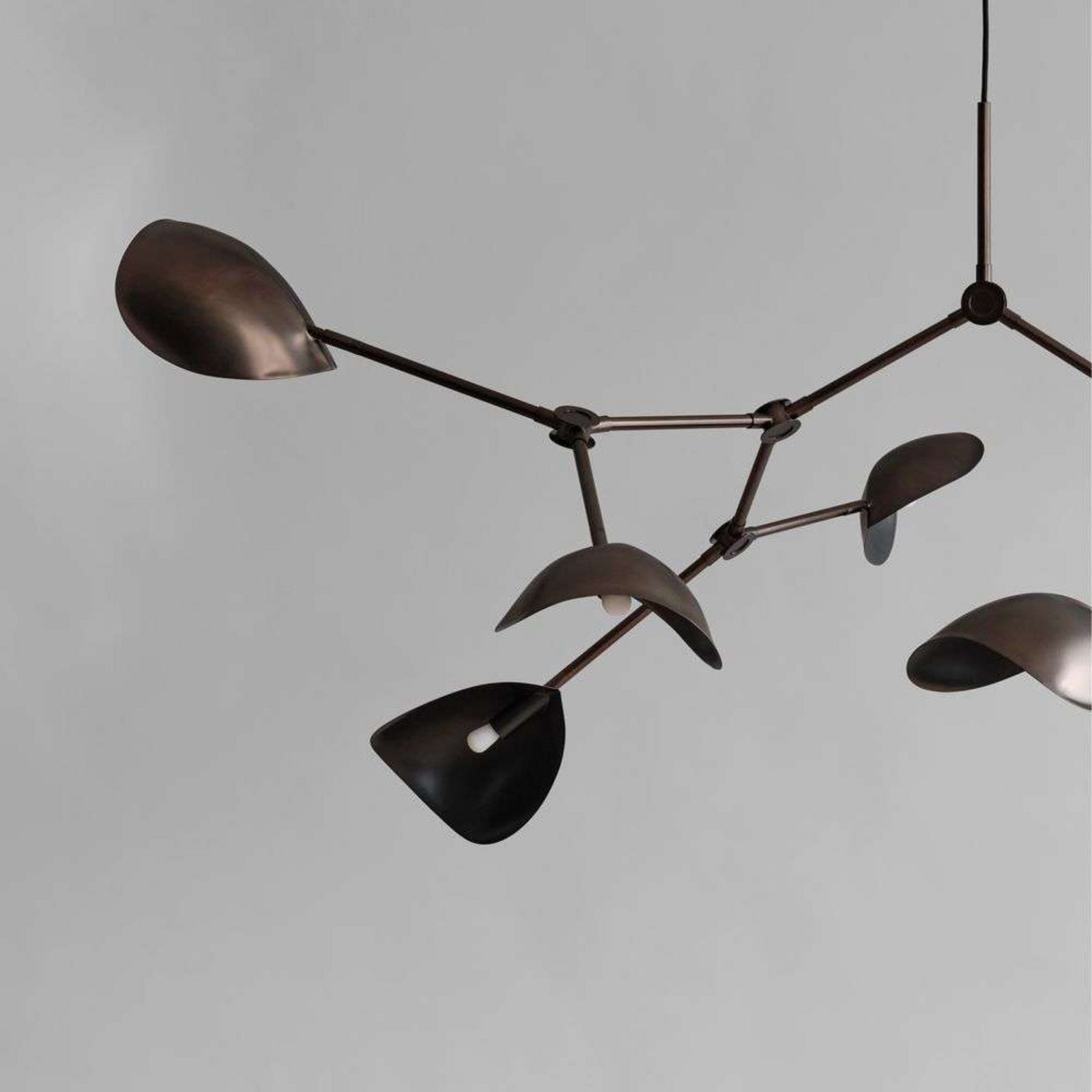 Stingray Grande bronze chandelier - 101 Copenhagen