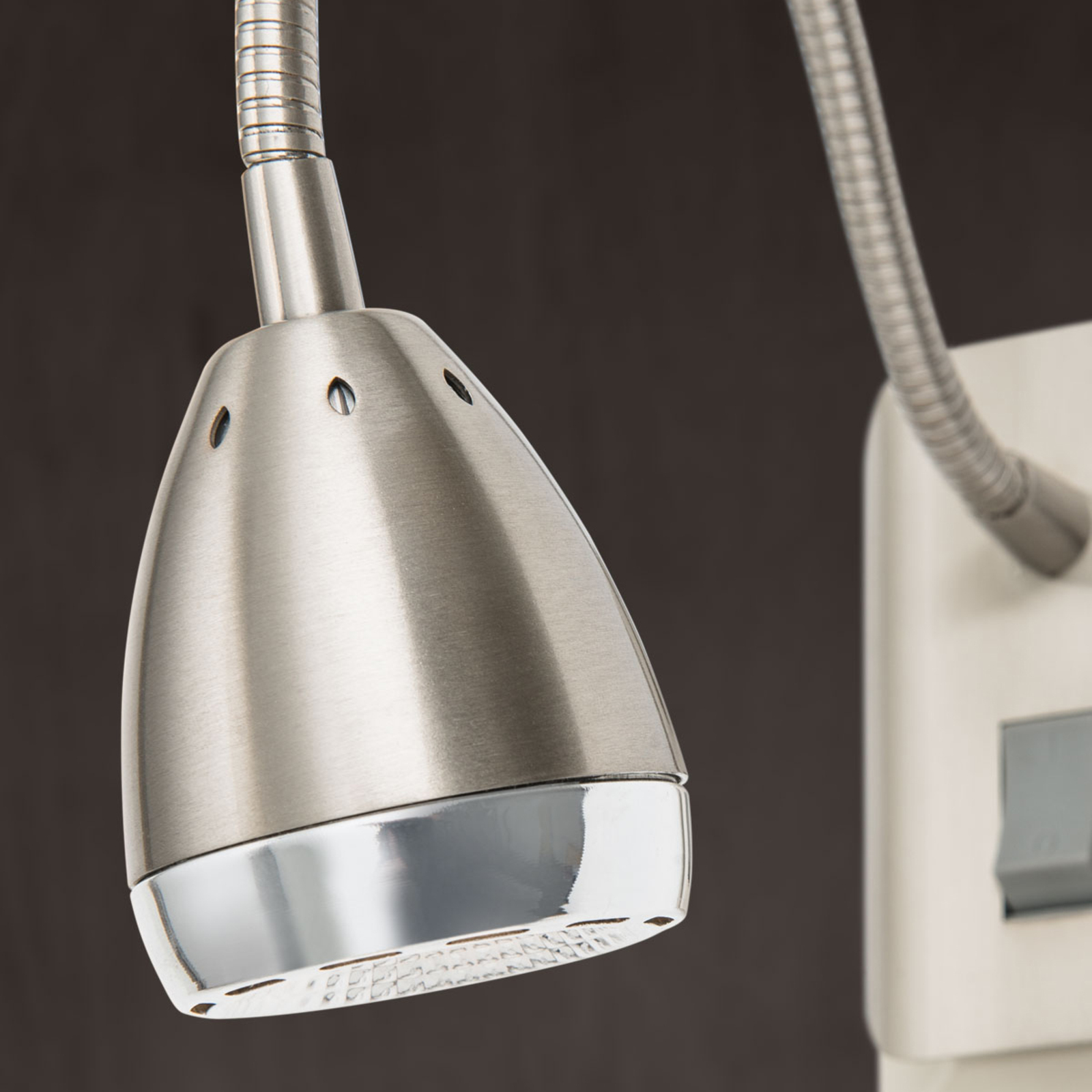Lampka wtykowa LED Manvel z przełącznikiem, nikiel
