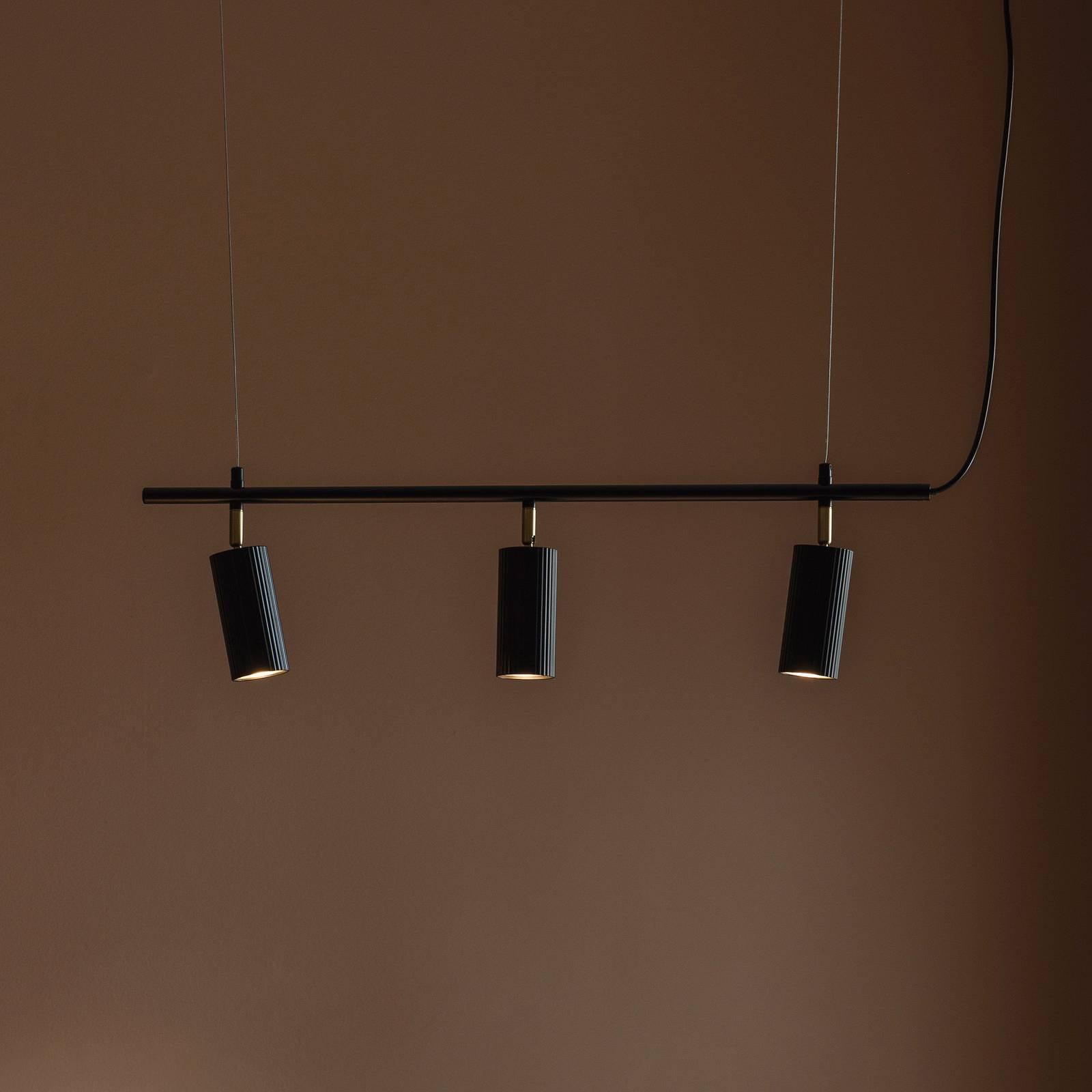 Lampa wisząca Globen Lighting „Hubble 3”, czarna, długość 75 cm, lampa