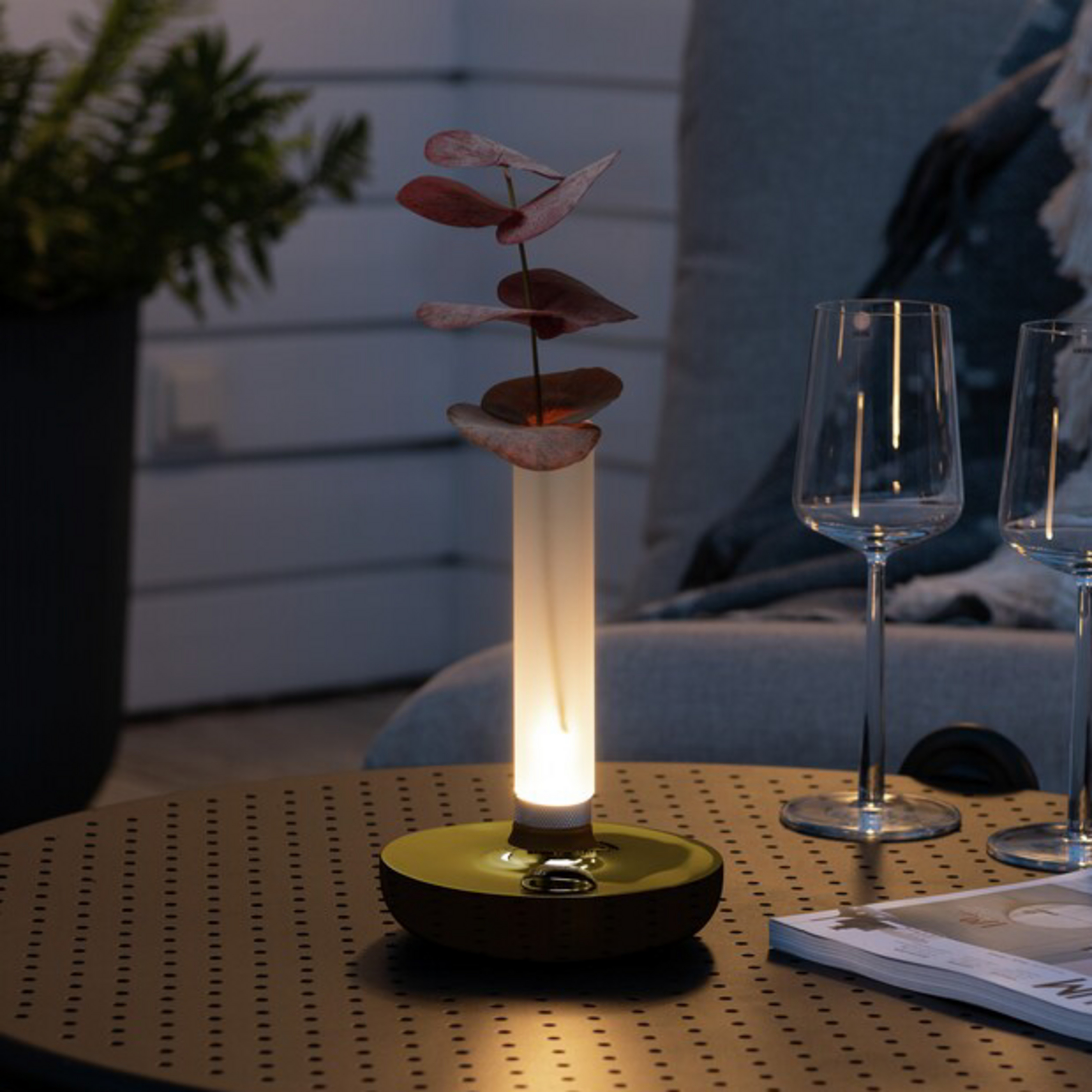 Lámpara de mesa LED Biarritz IP54 batería CCT, oro