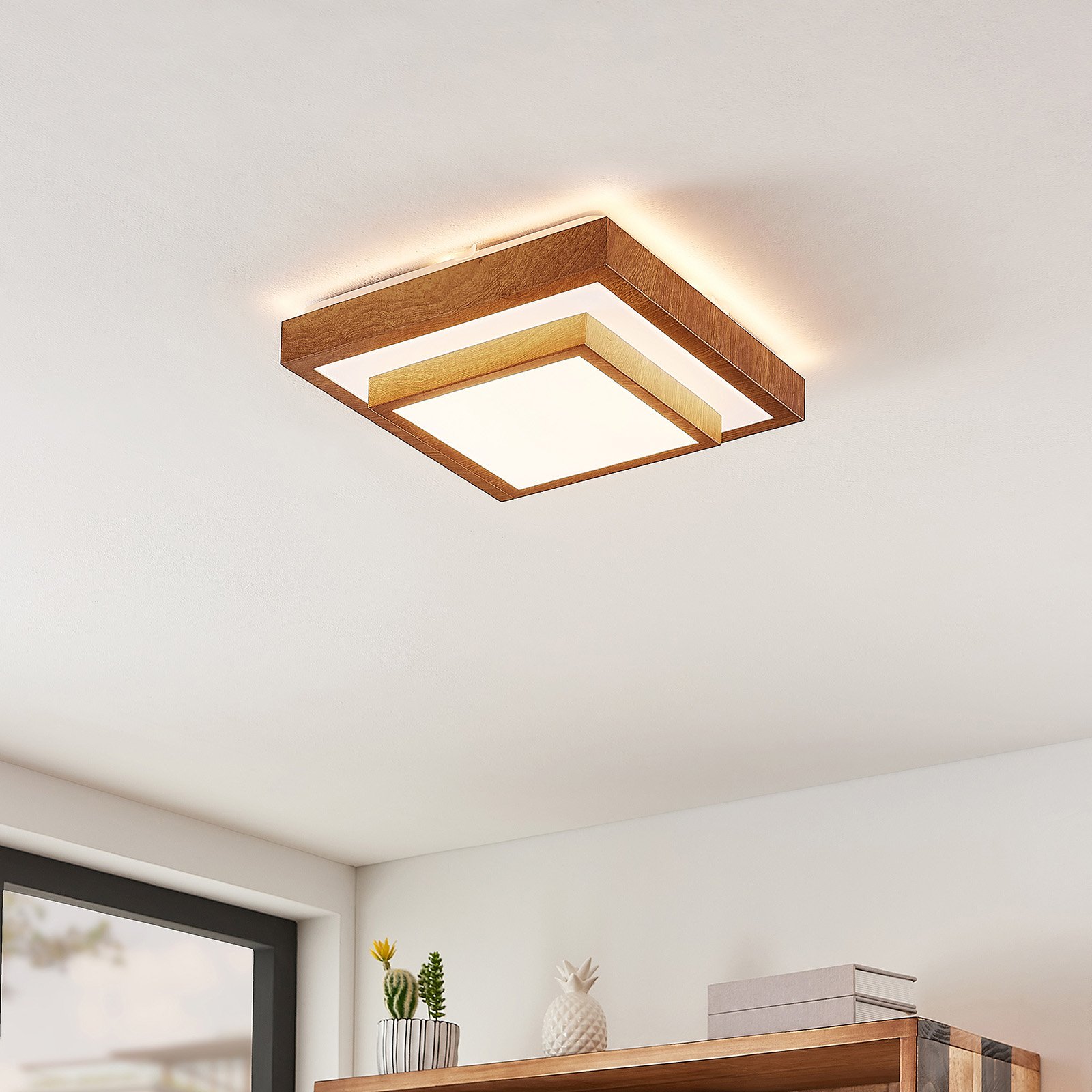Lindby Mendosa plafón LED, aspecto madera, angular