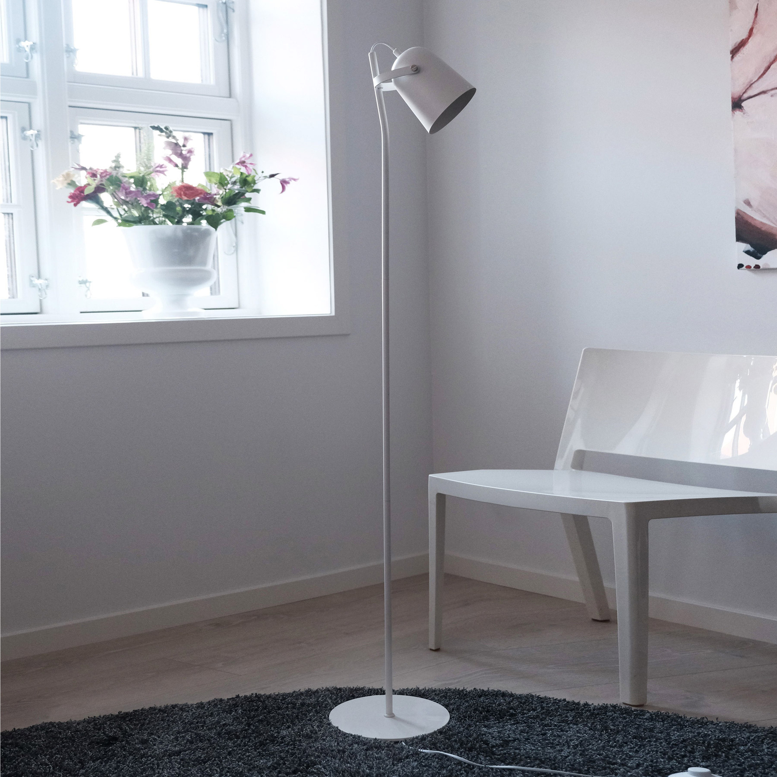 Dyberg Larsen Oslo lámpara de pie de metal, blanco