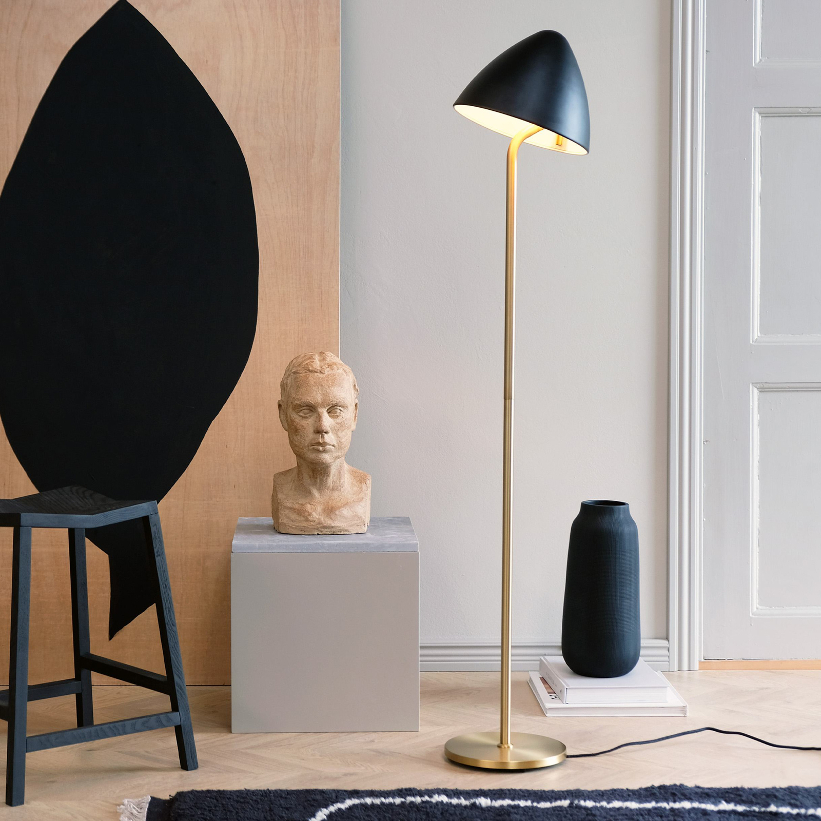 Dyberg Larsen floor lamp Oulu, black/brass, height 128 cm