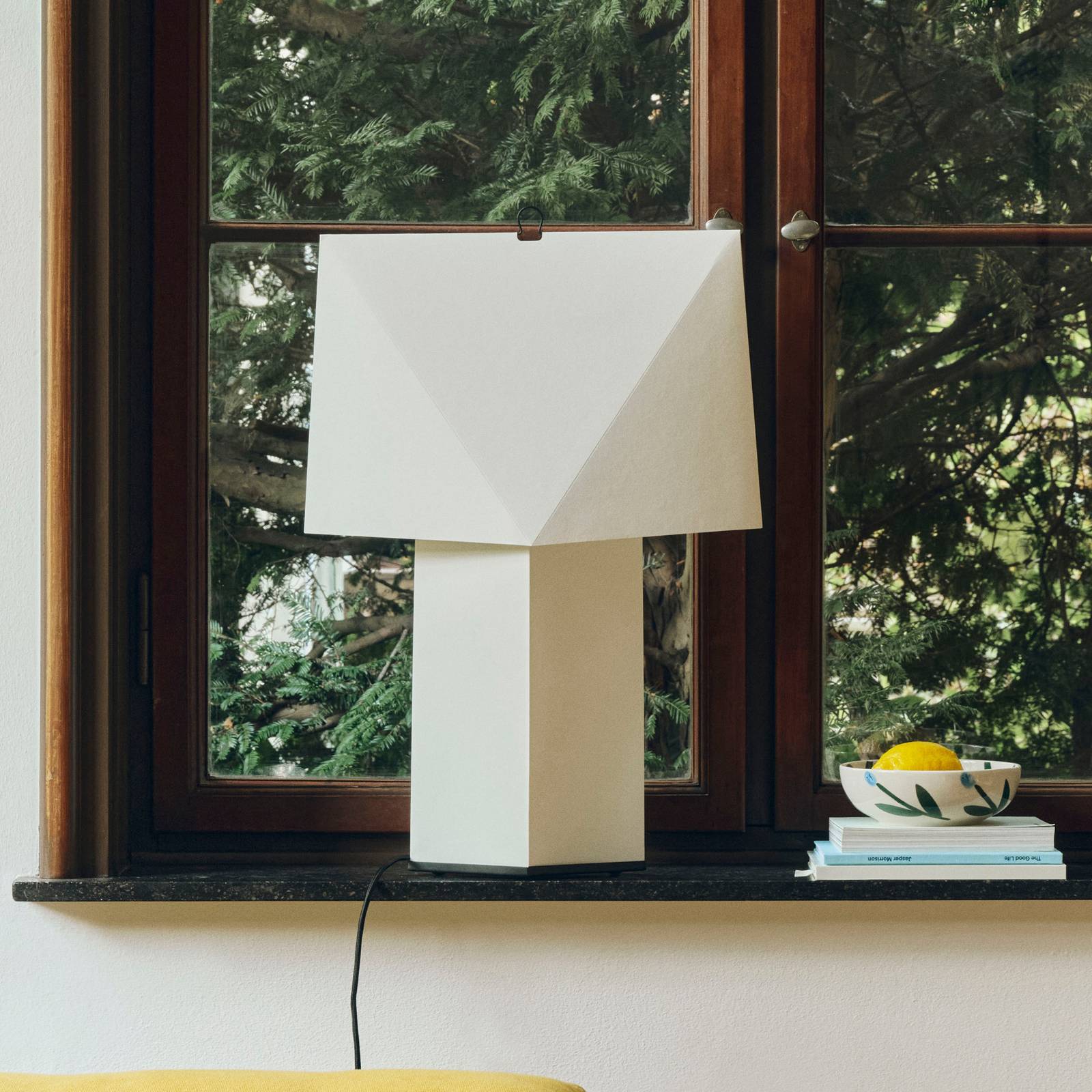 HAY HAY stolní lampa Aplat, výška 44 cm, bílá, hedvábný papír, E14