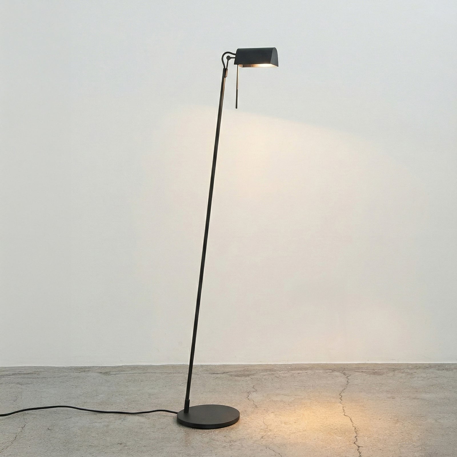 BLACK FOLD gulvlampe, sort, stål, højde 105 cm, G9 – Serax