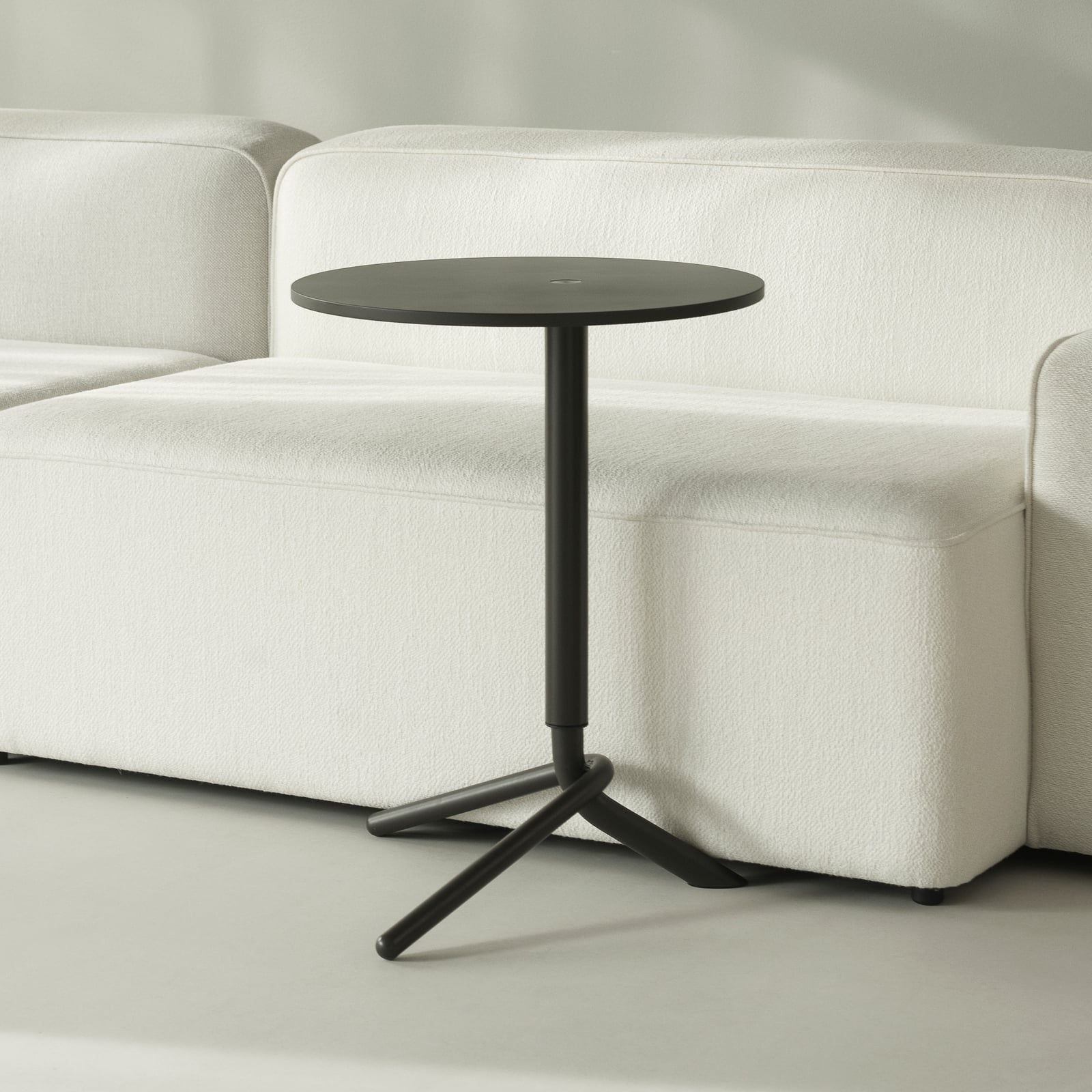 Bijzettafel Lift, zwart, staal, MDF, hoogte 56,5 cm - Normann Copenhagen Bijzettafel Lift, zwart, staal, MDF, hoogte 56,5 cm - Normann Copenhagen