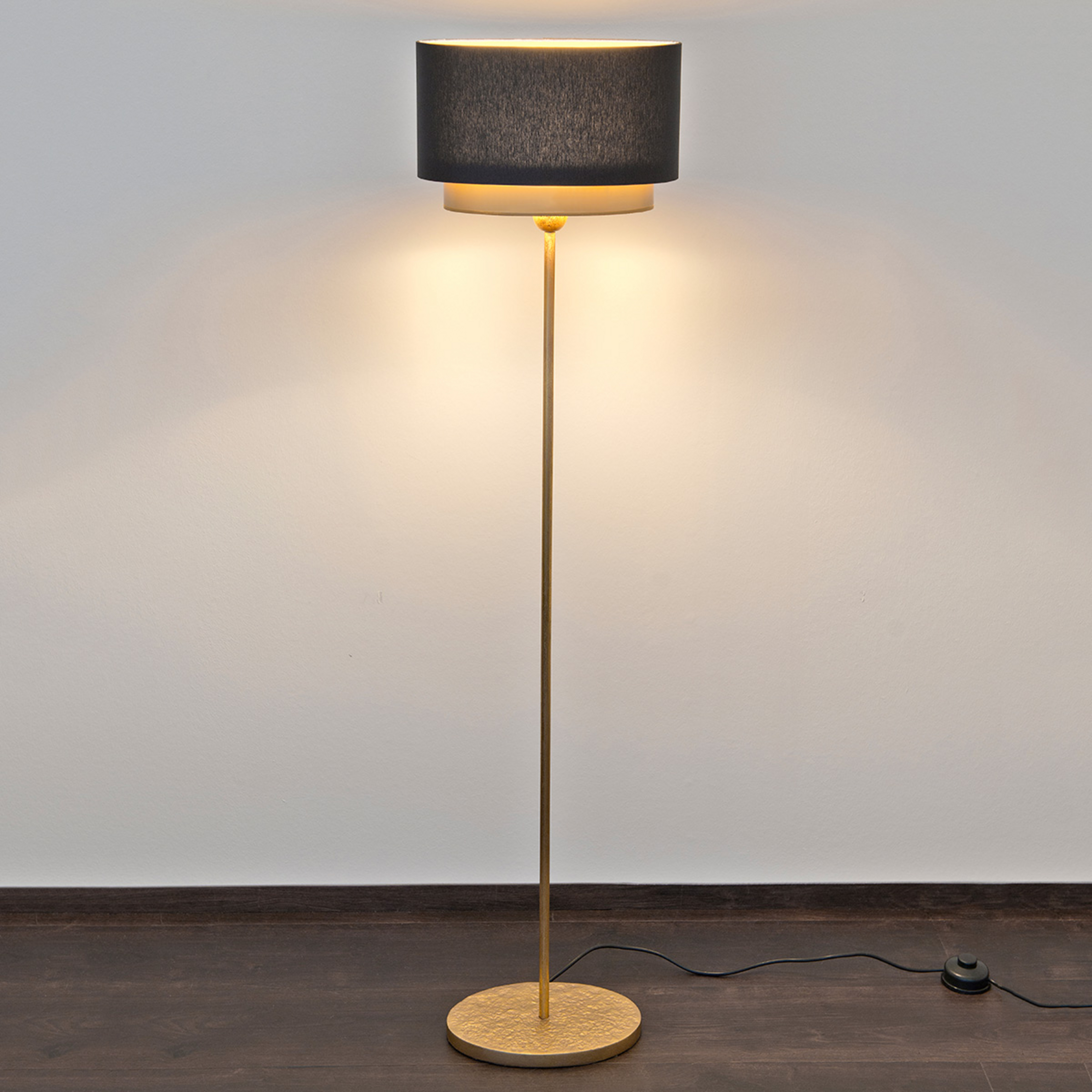 Stehlampe Mattia, Schirm oval und doppelt, schwarz