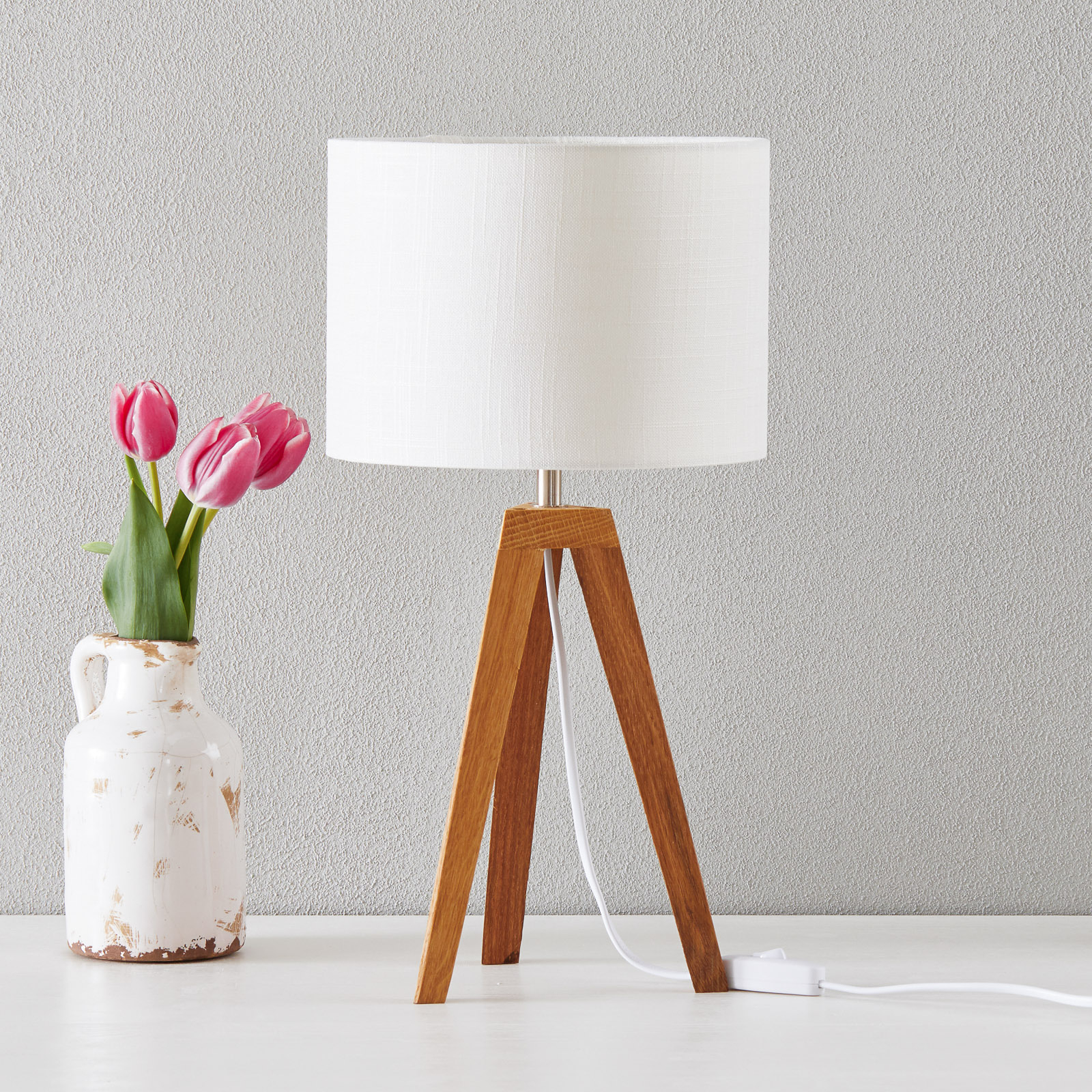 Lámpara de mesa Kullen en diseño sencillo