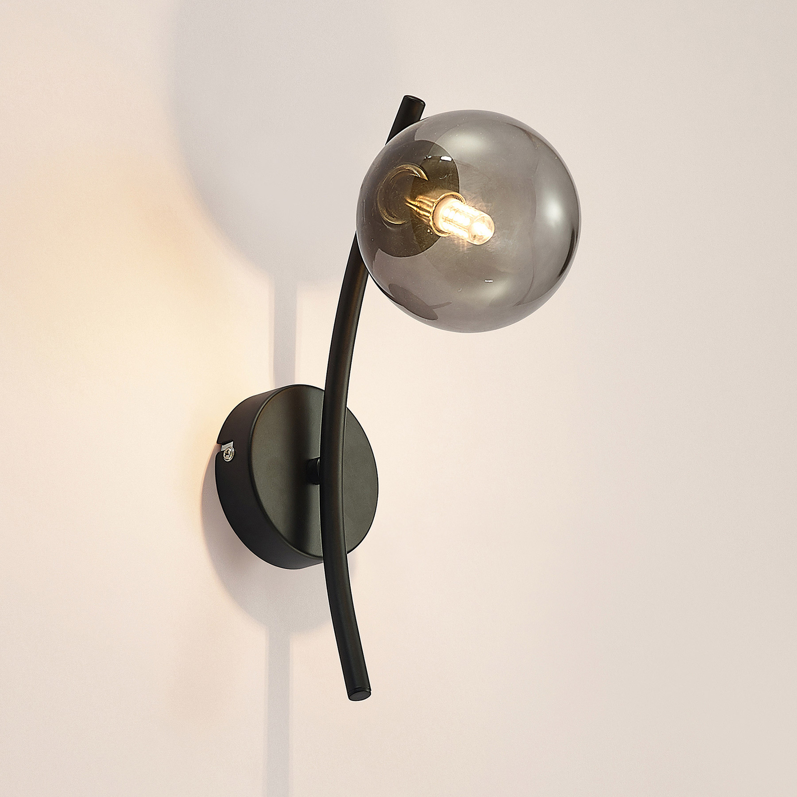 Lindby Sugiava wall light, globe lampshade, 1-bulb