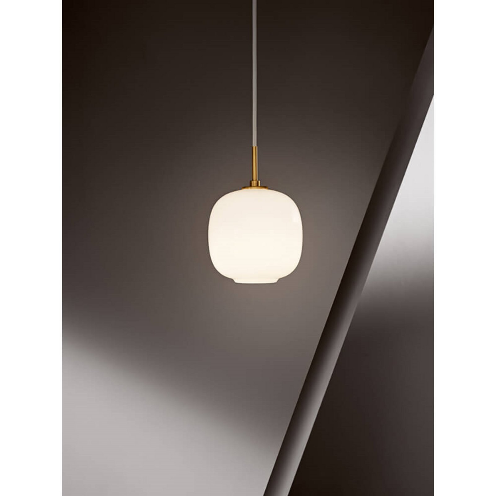 VL45 Radiohus Taklampa Ø175 Brass/Glossy White Opal - Louis Poulsen