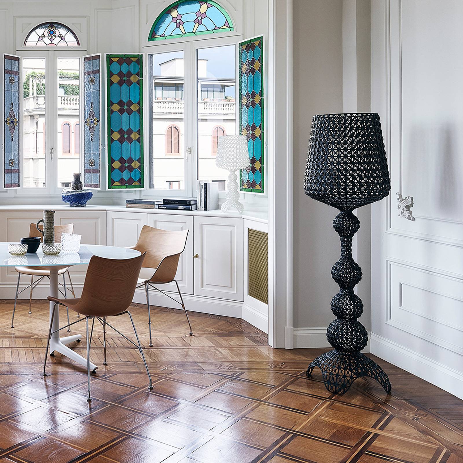 Designerska lampa stojąca LED Kabuki, czarna