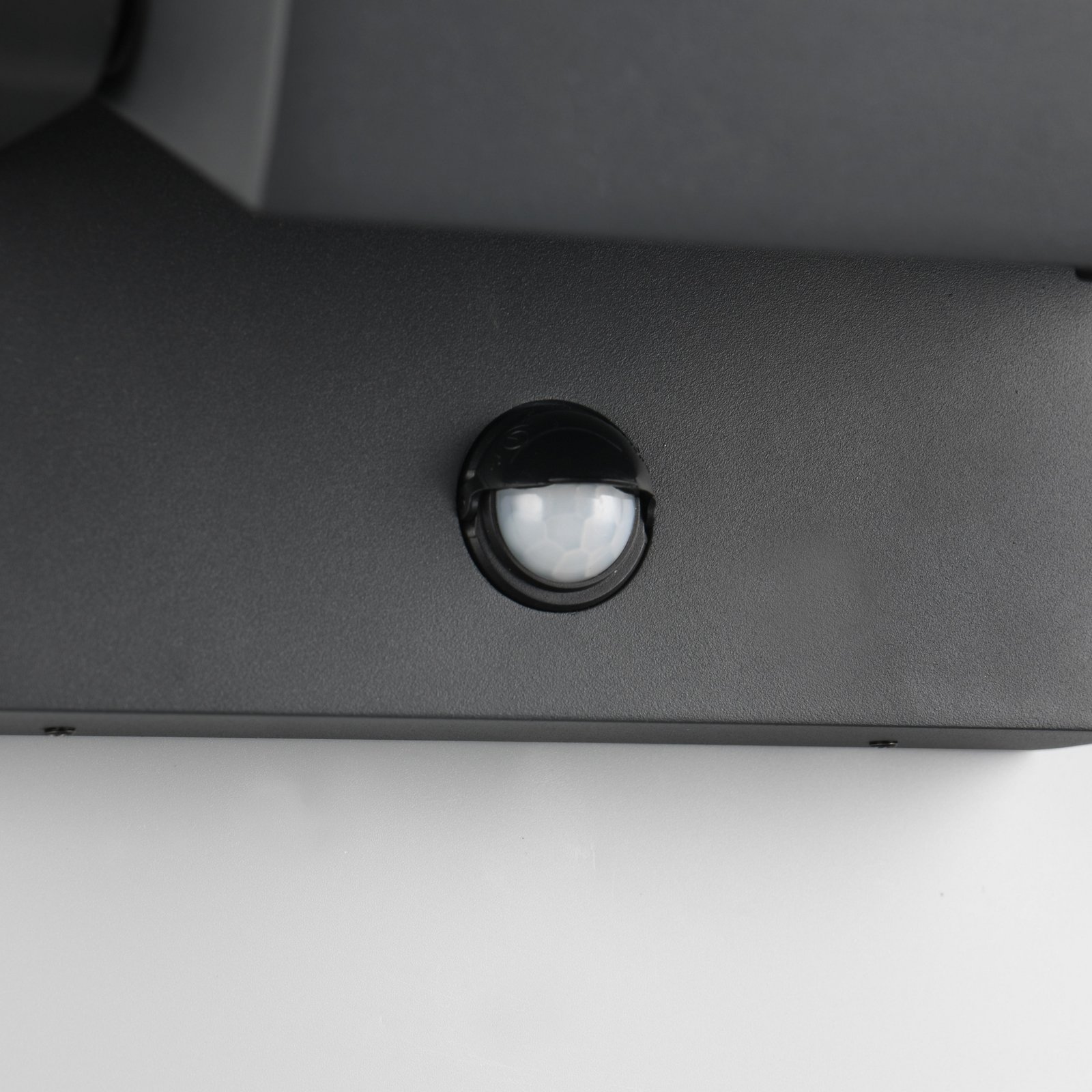 Λάμπα εξωτερικού τοίχου με αισθητήρα LED KANSAS ανθρακί πλάτος 20 cm IP54 Λάμπα εξωτερικού τοίχου με αισθητήρα LED KANSAS ανθρακί πλάτος 20 cm IP54