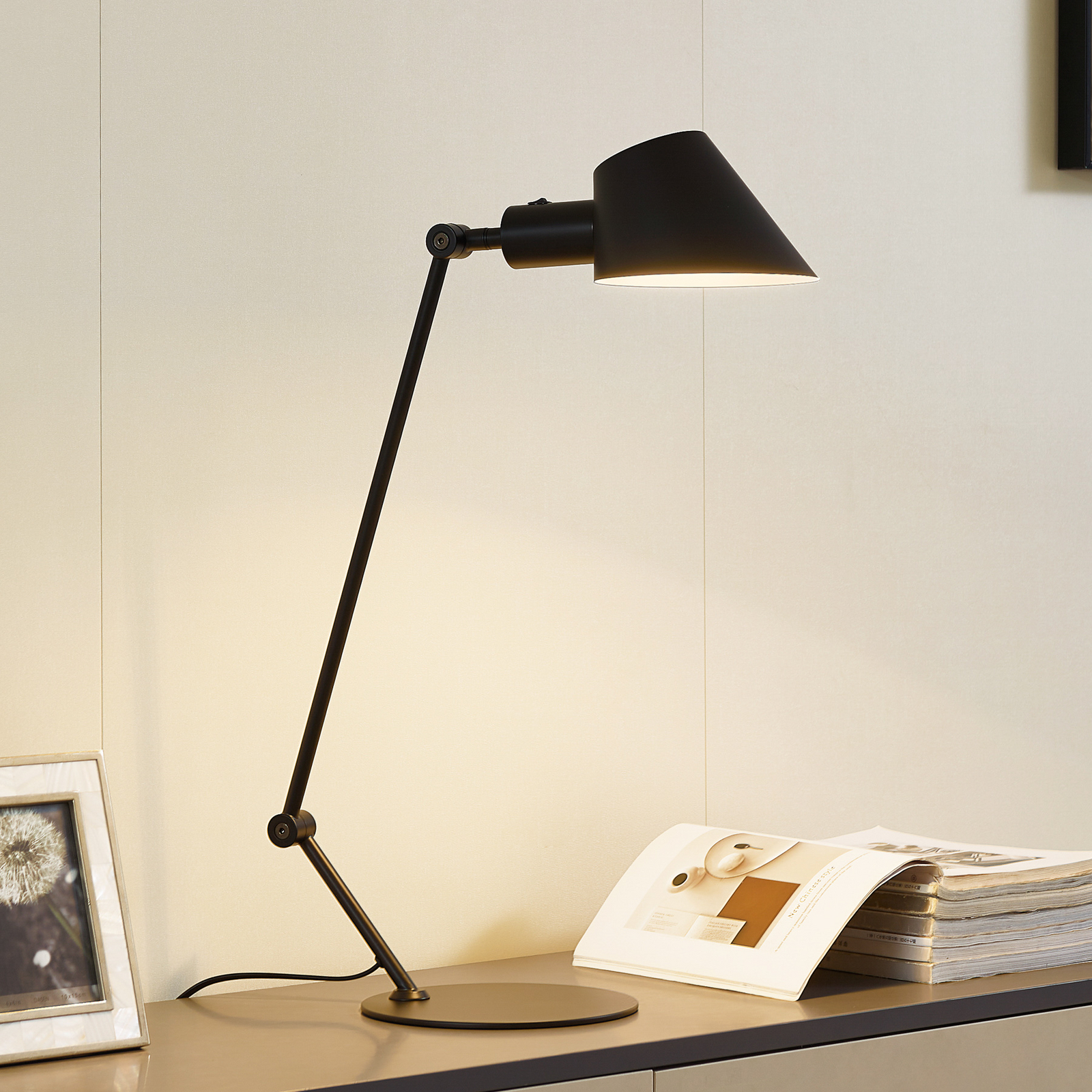 Lindby Tischleuchte Corali, schwarz, Metall, Höhe 64cm