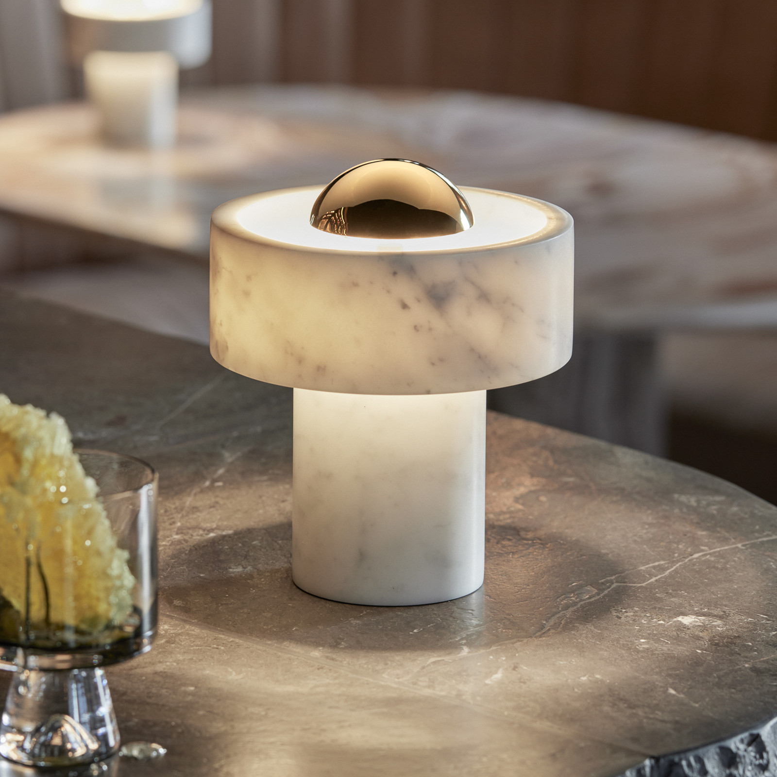 Lampa de masă cu baterie LED Tom Dixon Stone culoare auriu înălțime 19 cm - Camera de zi / sufragerie - Design - alb marmorat auriu - Marmură