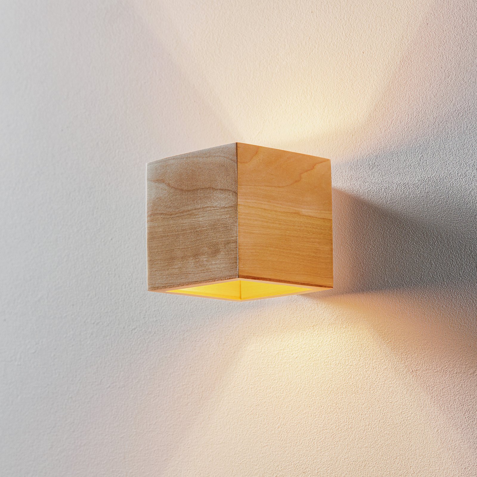 Lámpara de pared Ara como cubo de madera