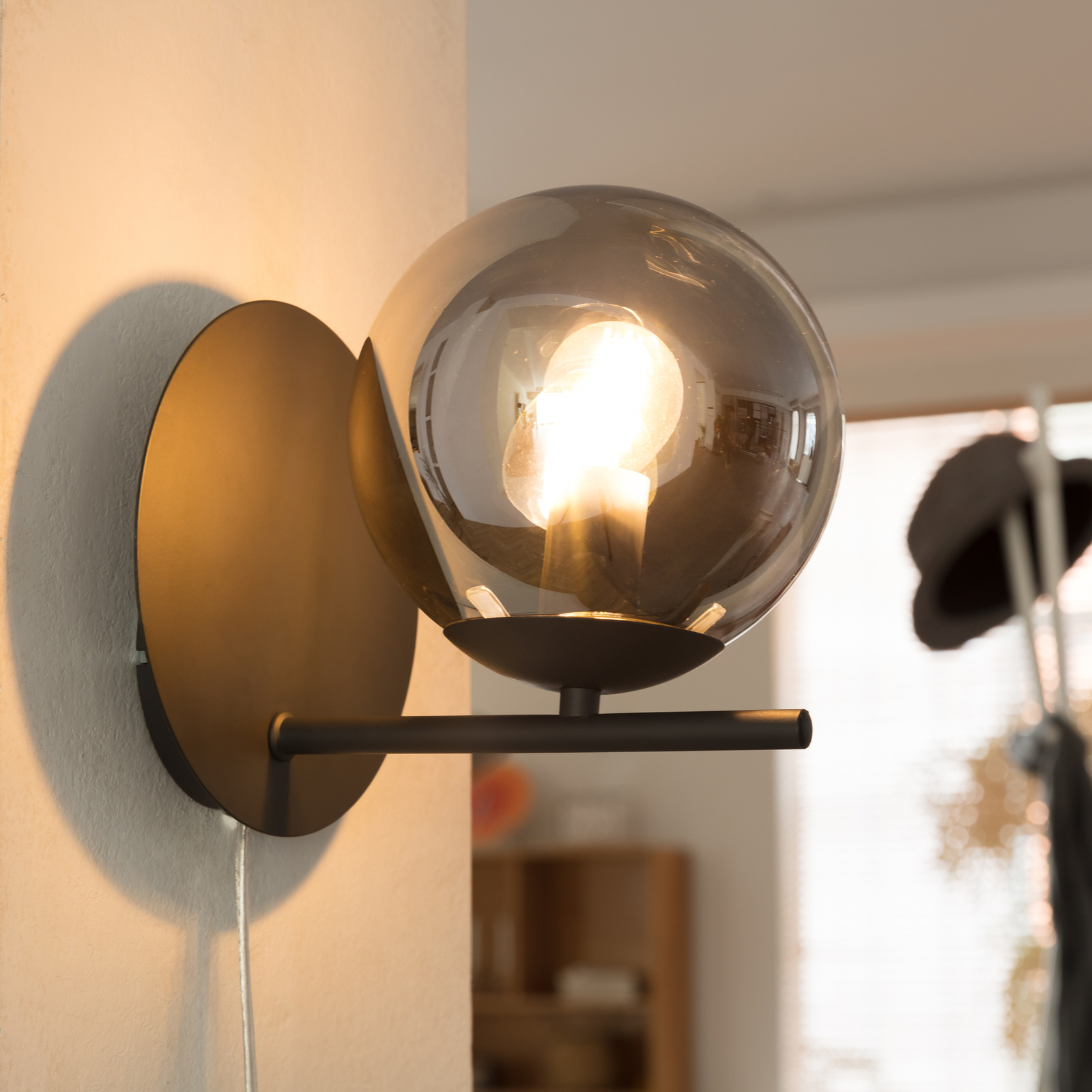 Lindby Denva rookglas-wandlamp, bol grijs