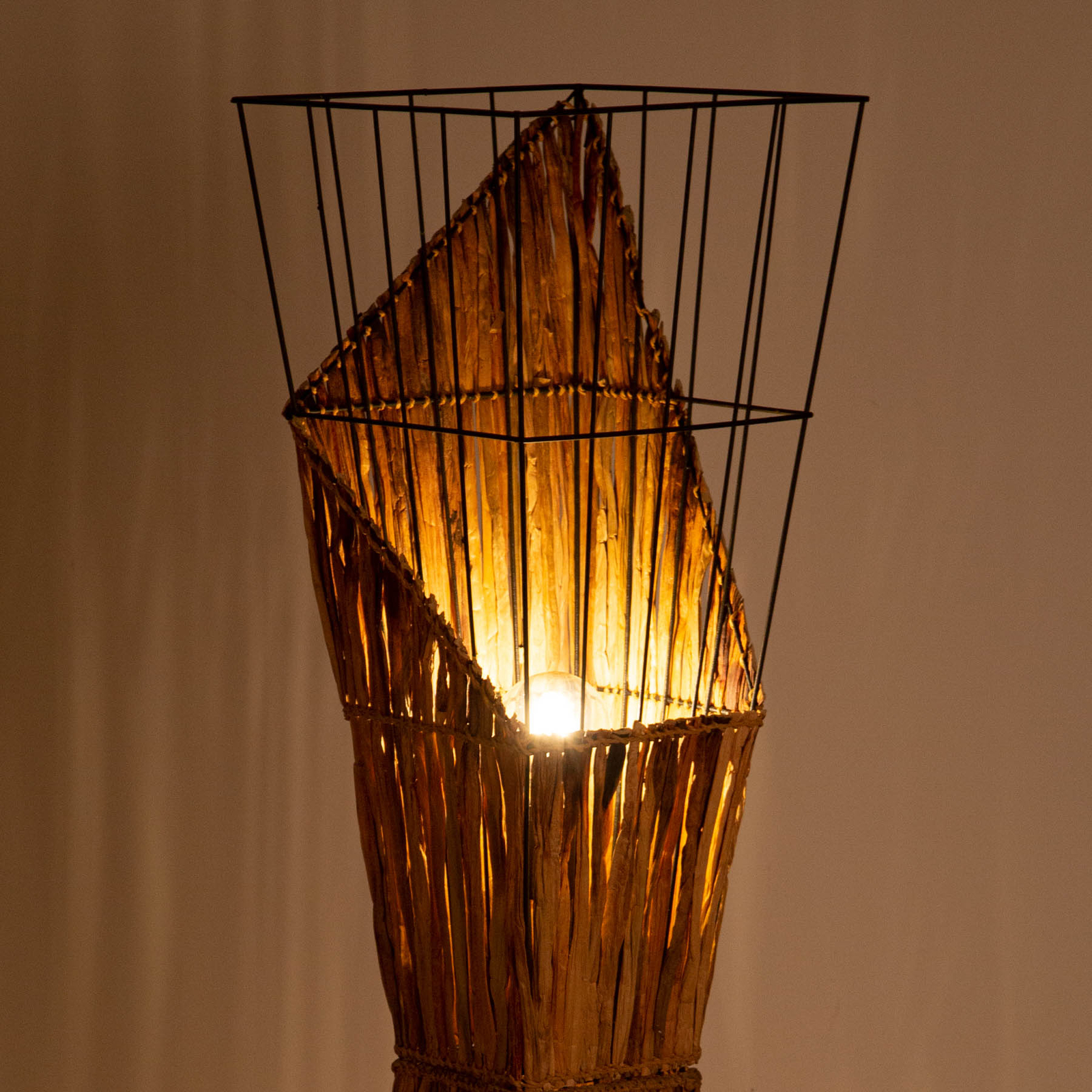 Stojací lampa Rinca, drátěné stínidlo s travním výpletem