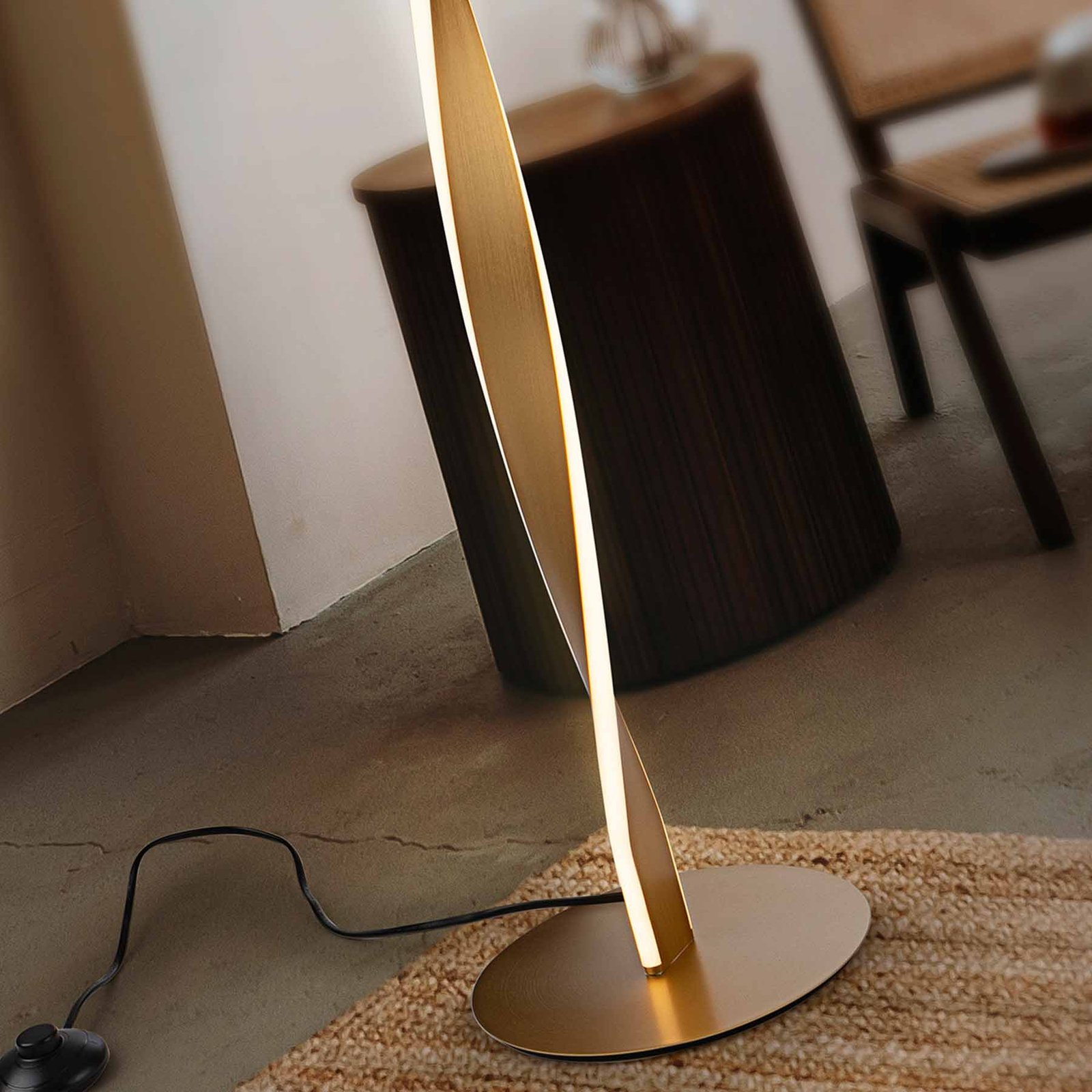 LED stojacia lampa Twist, hliník, kov, akryl, zlatá farba