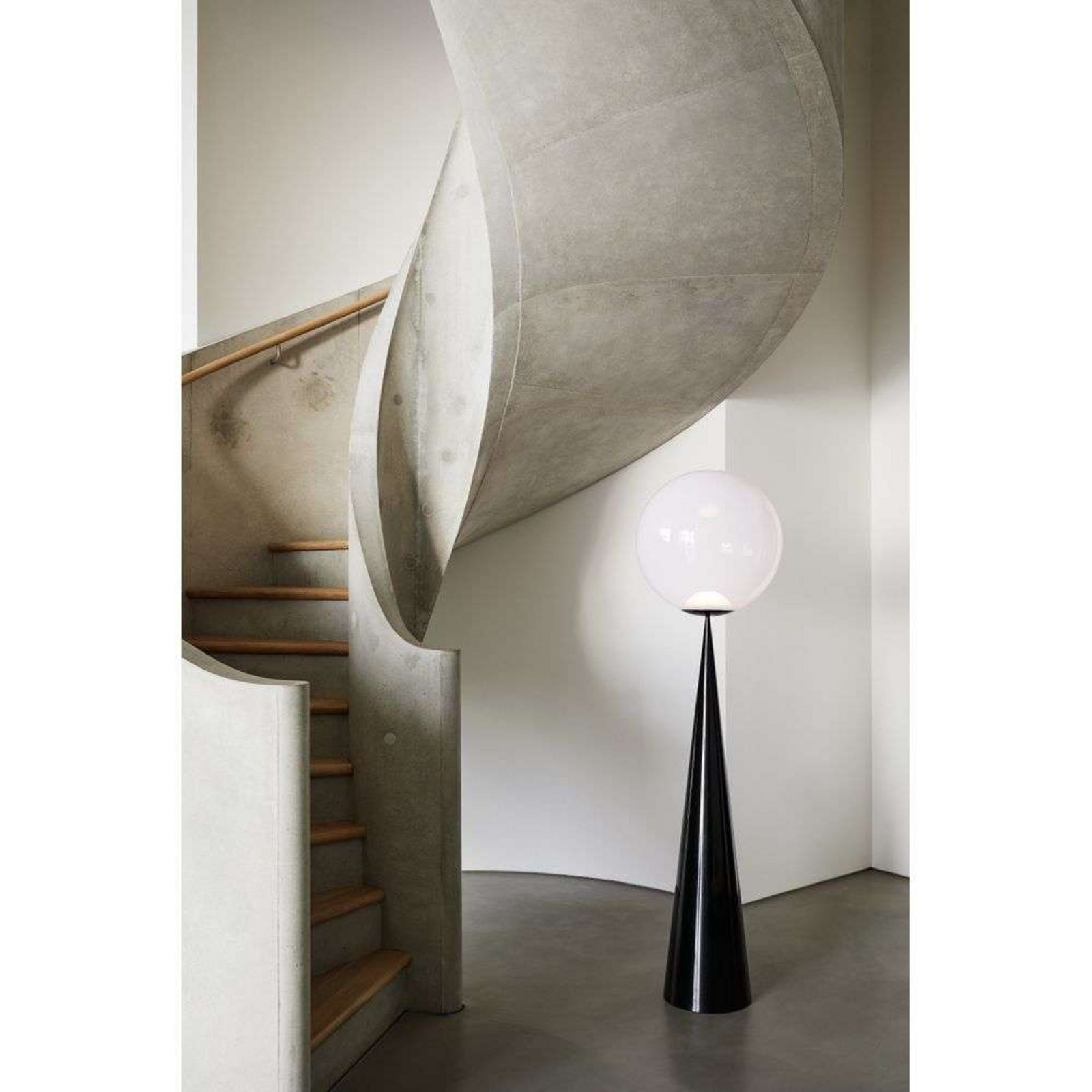 Globe Fat Lampadar Opal/Black - Tom Dixon