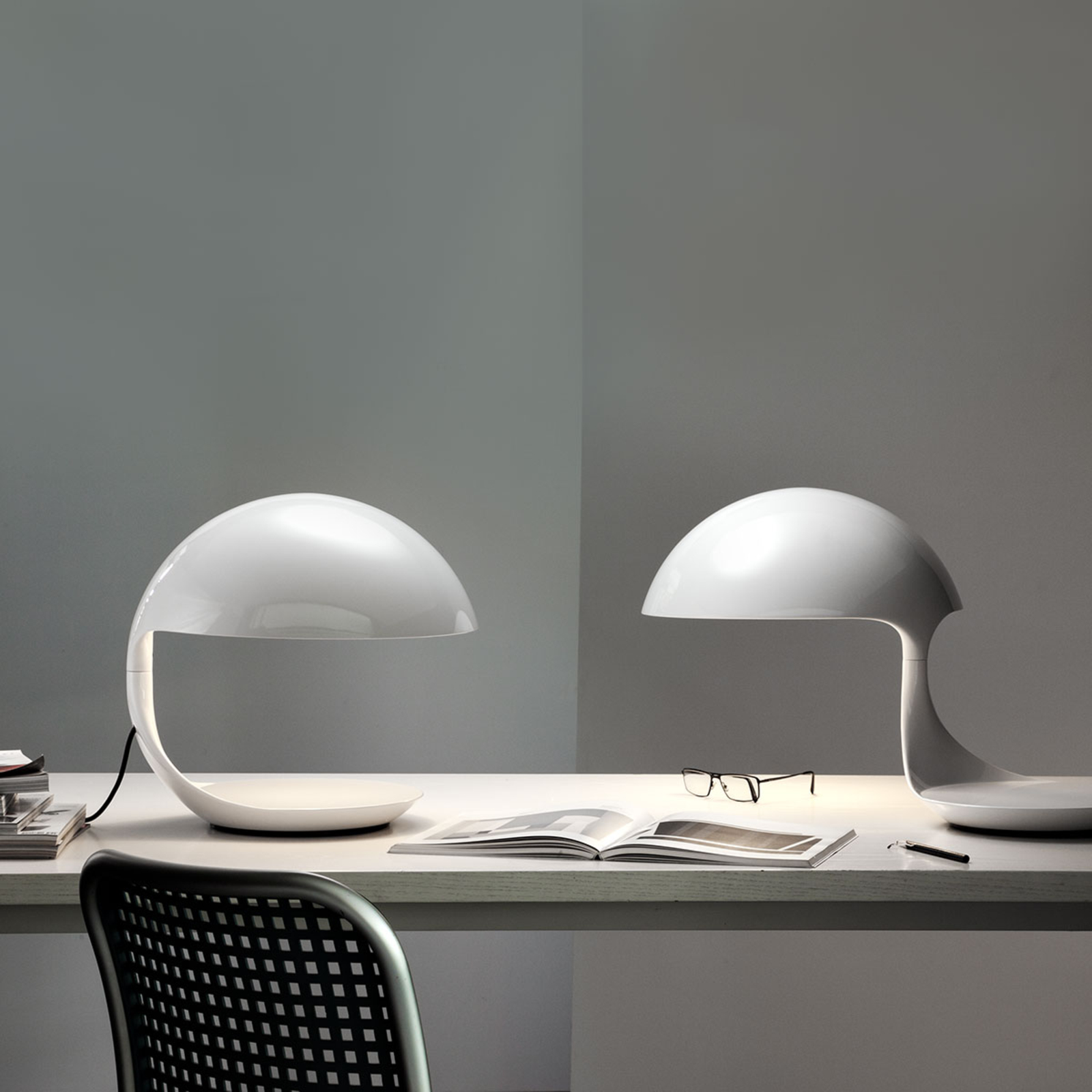 Martinelli Luce Cobra - Retro asztali lámpa, fehér