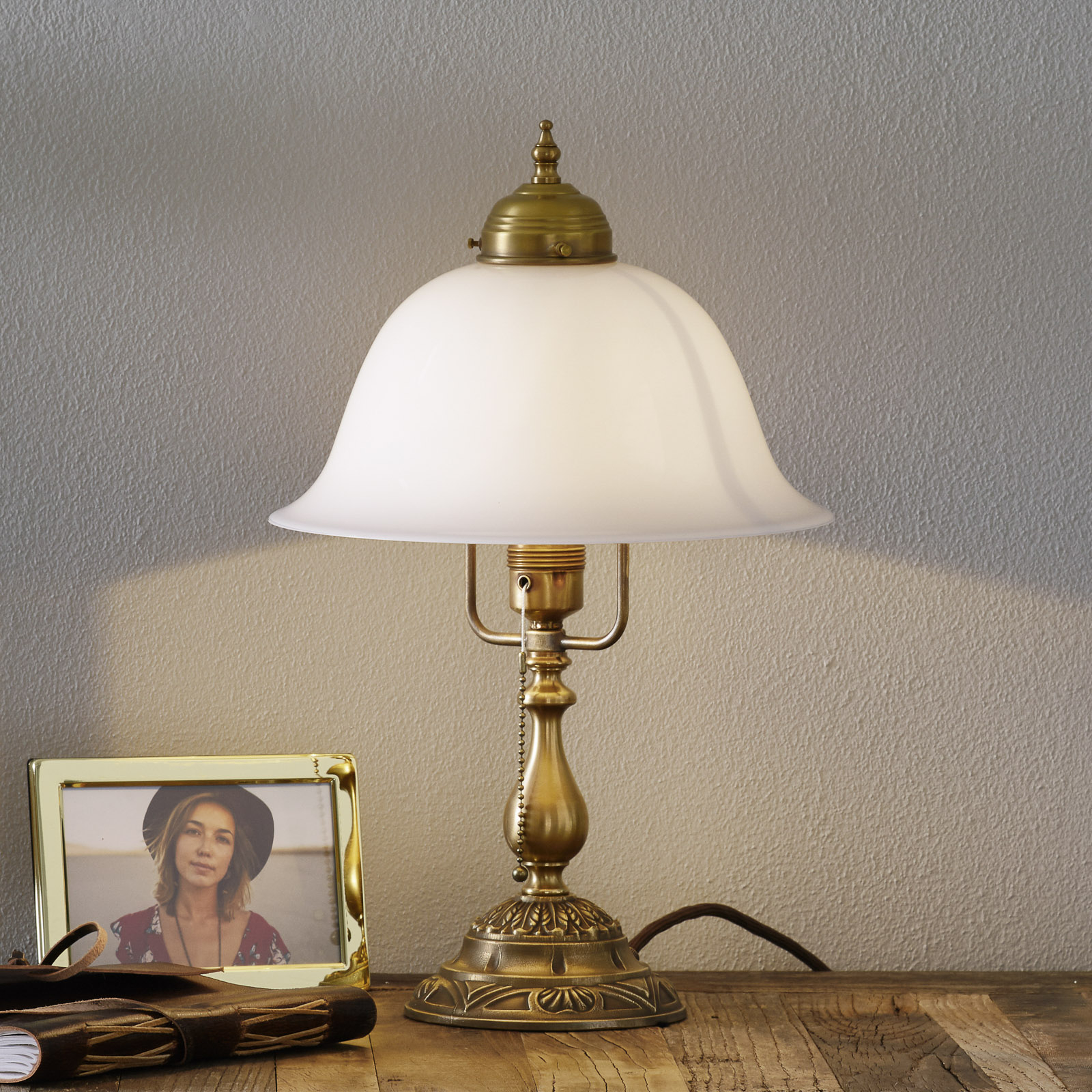 Decorativa lámpara de mesa Carolin de latón