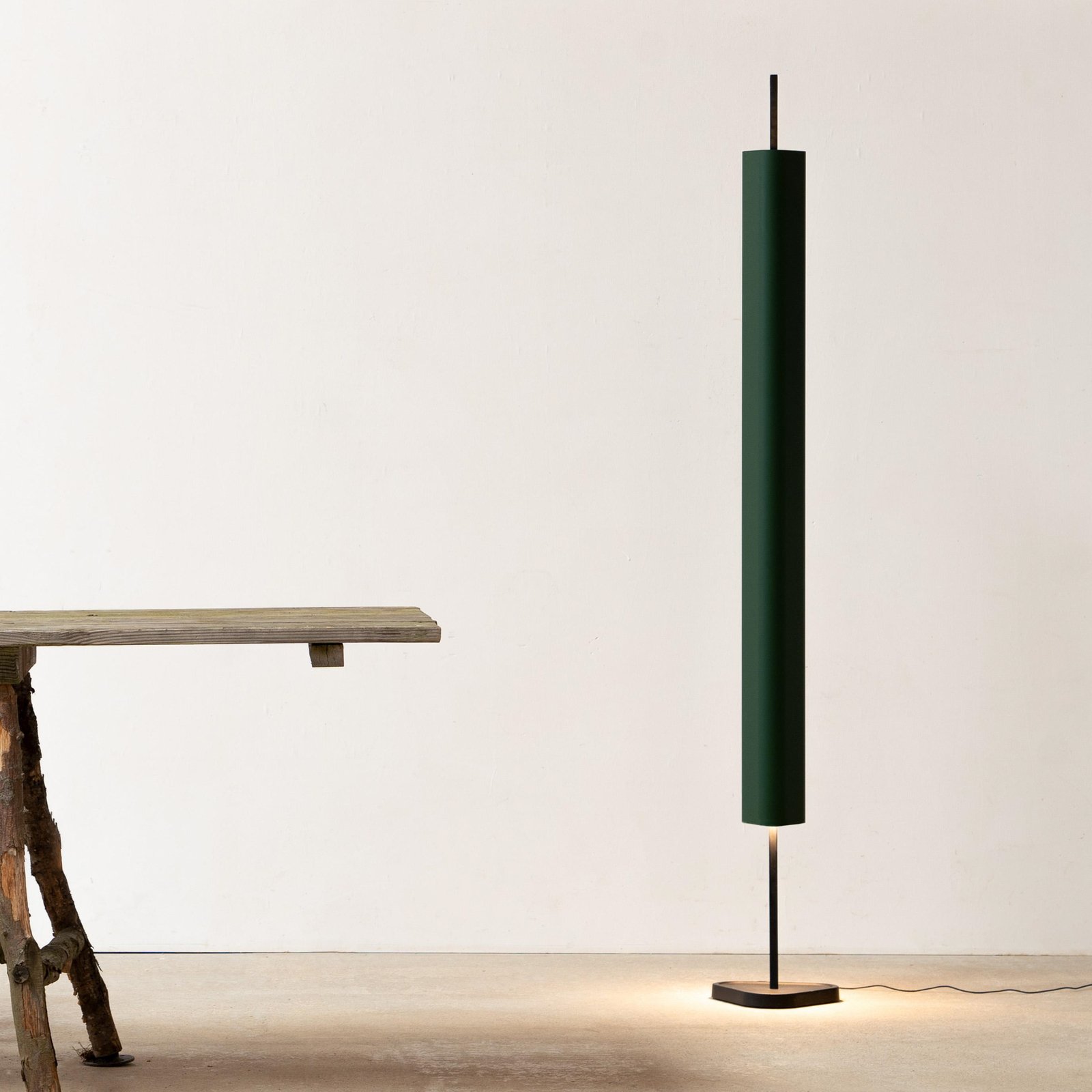 FLOS LED-golvlampa Emi, mörkgrön, dimbar, höjd 170 cm