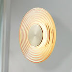 LED nástenné svetlo Cleo, jantárová/mosadzová farba, Ø 30 cm, sklo