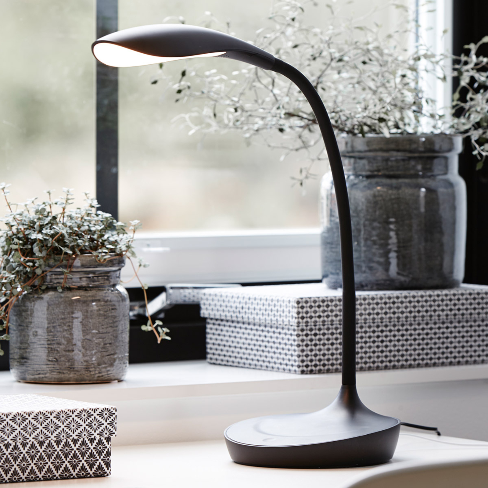 LED-bordslampa Swan, svart