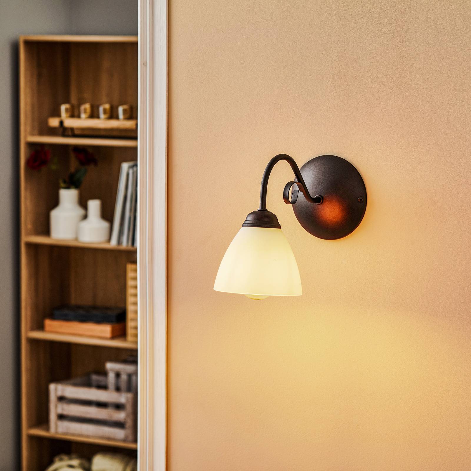 Lamkur Adoro væglampe med glasskærm brun