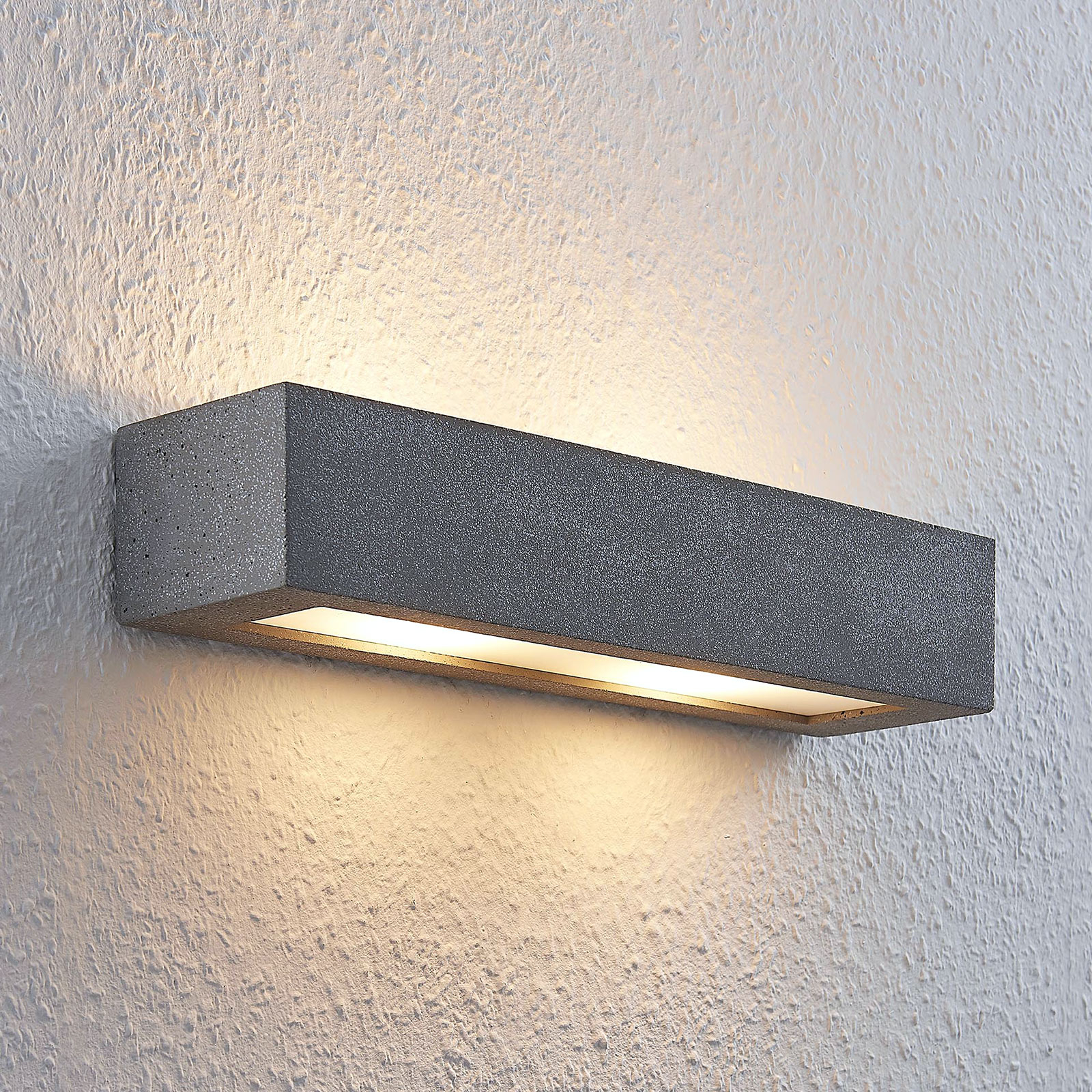 Lindby Nellie LED-Beton-Wandlampe, Breite 36 cm