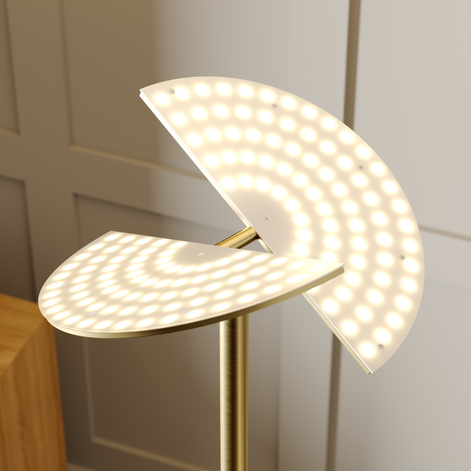 Lucande LED-uplight-golvlampa Anniki, mässing