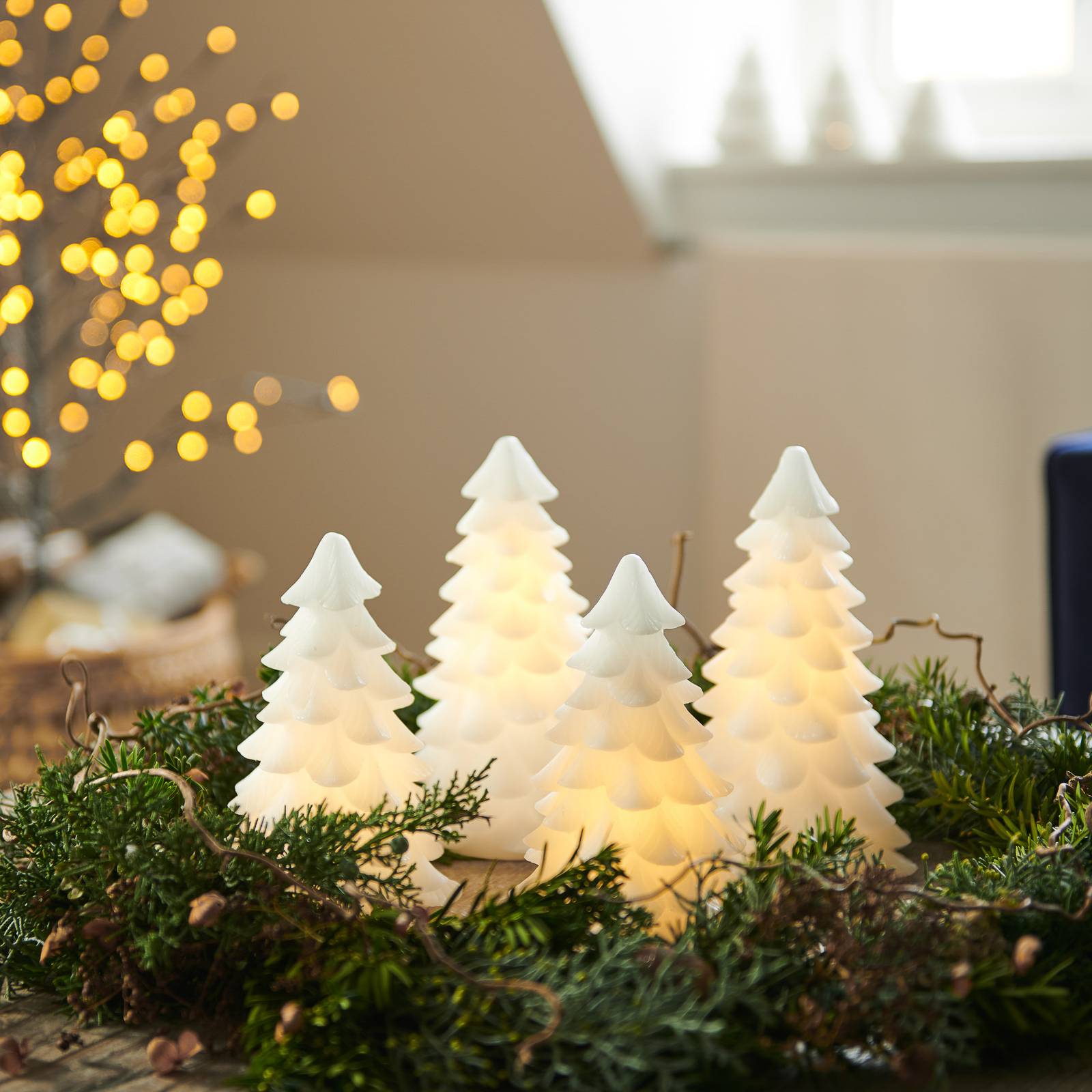 E-shop LED dekoratívne svetlo Carla, biely voskový stromček 16cm