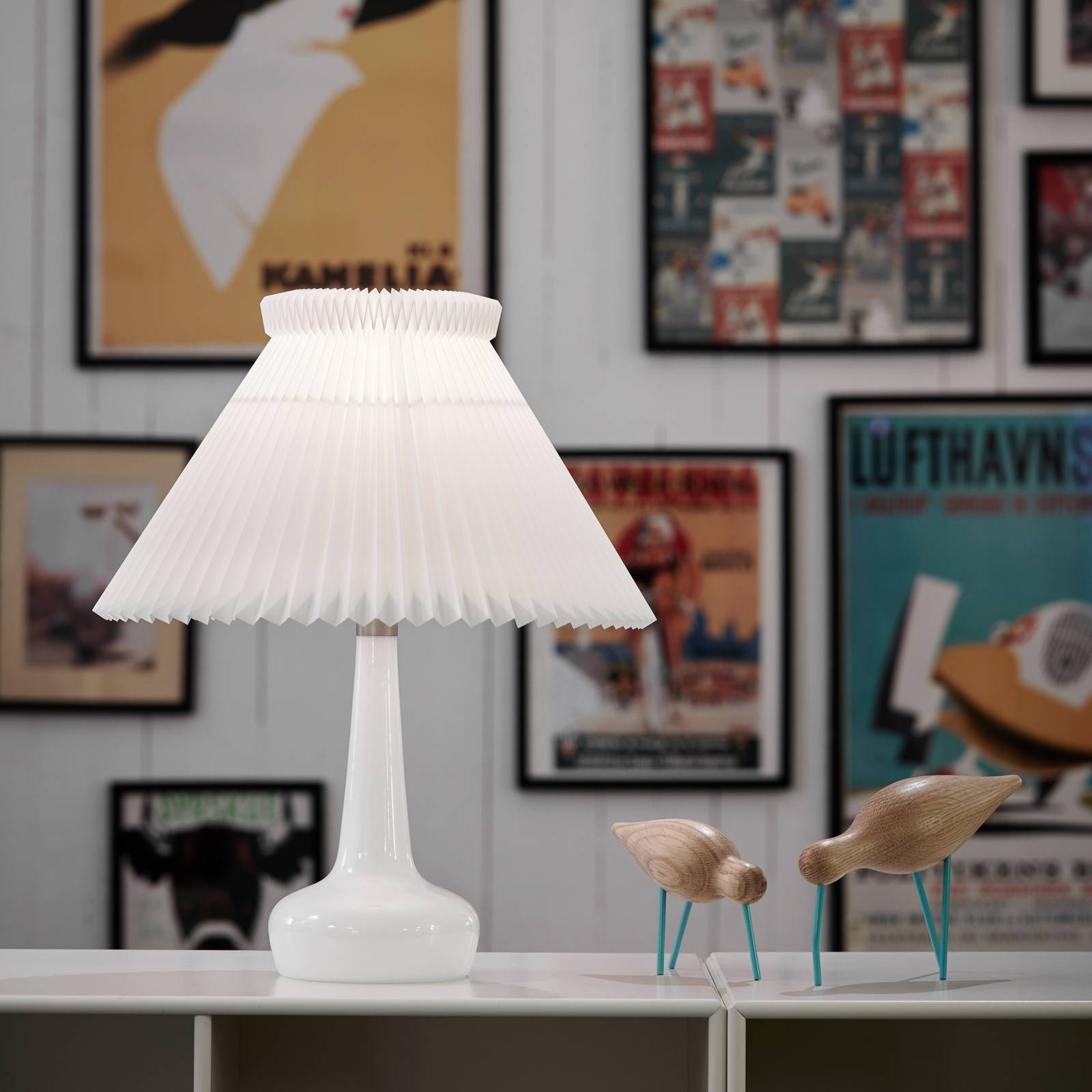 Levně LE KLINT 311 stolní lampa, bílá/mosaz, výška 48cm